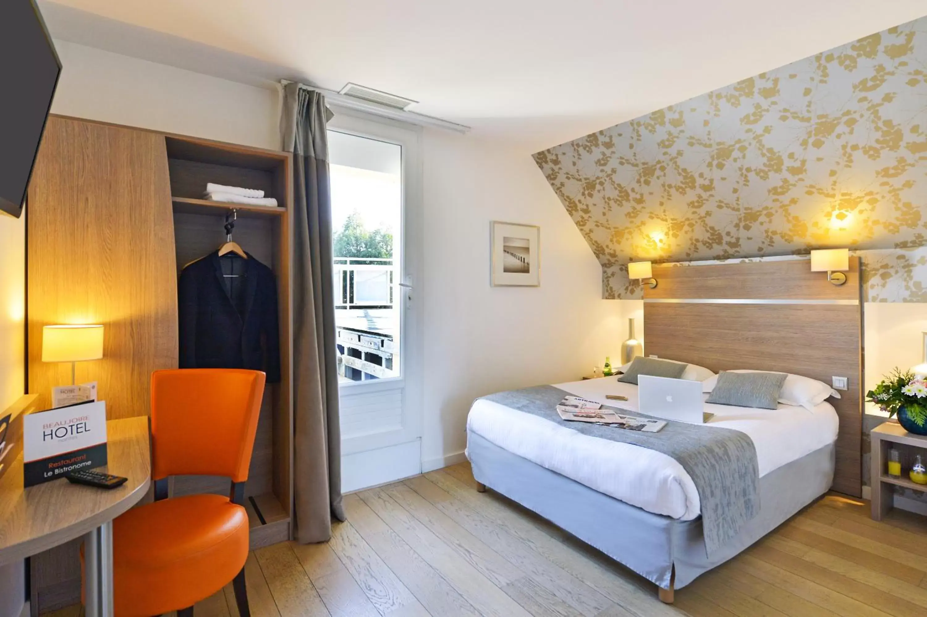 Bedroom, Bed in Logis Beaujoire Hôtel