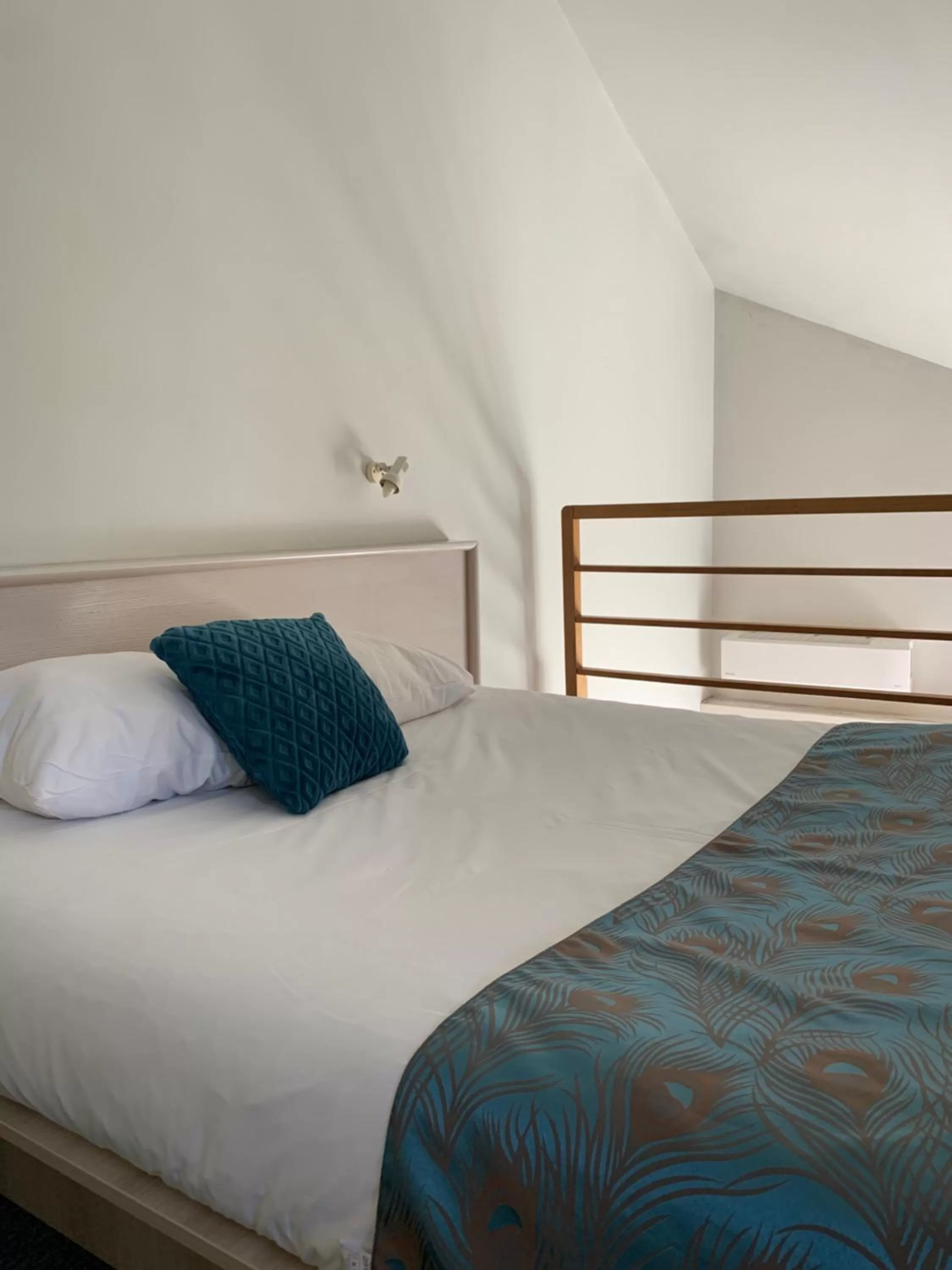 Bed in Hôtel L'ile Du Saussay