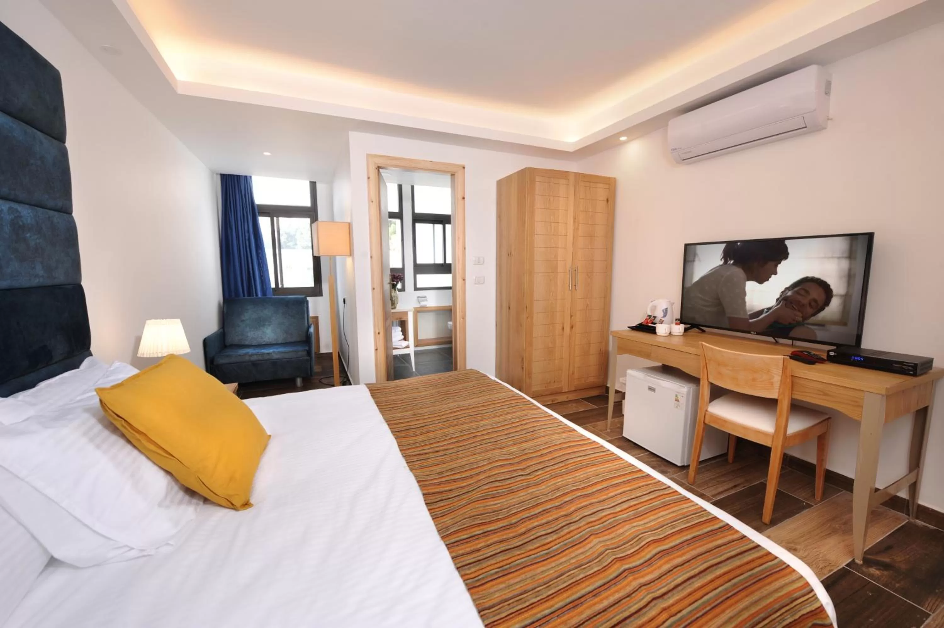 Deluxe Triple Room in Tzukim Desert Traveler's Hotel - מלון צוקים