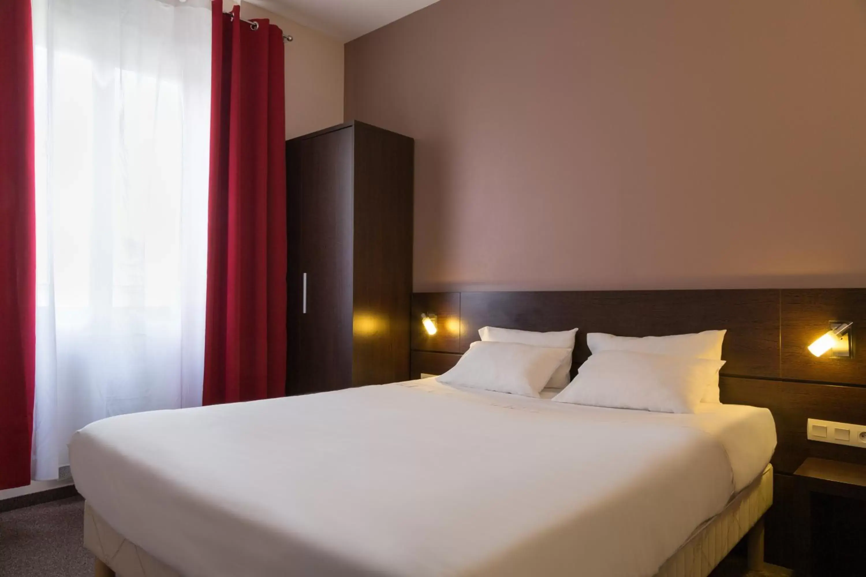 Bedroom, Bed in Urban Style, Hôtel Le Cheval Noir, Saint-Étienne Bedroom, Bed in Urban Style, Hôtel Le Cheval Noir, Saint-Étienne