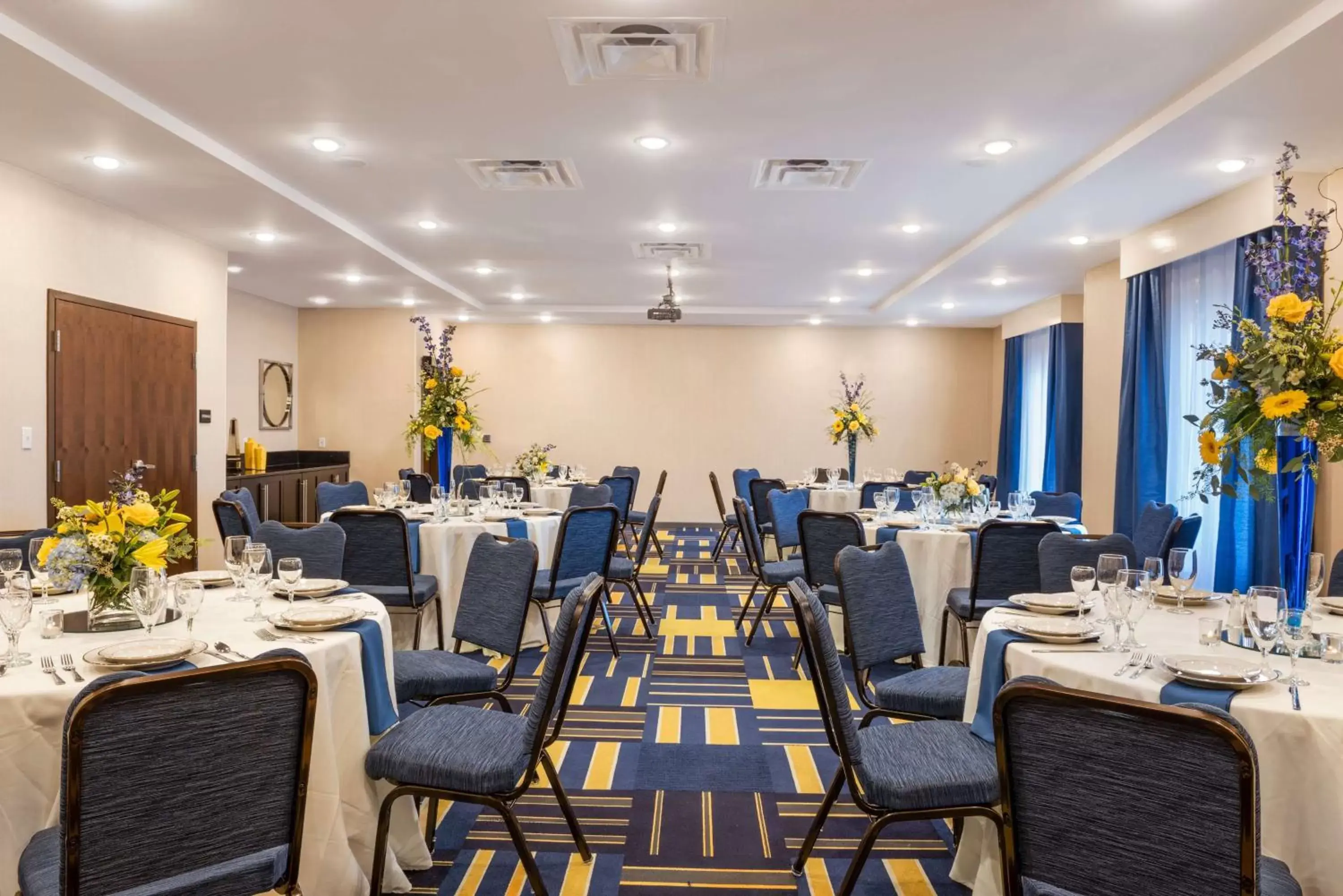 Meeting/conference room, Restaurant/Places to Eat in Hampton Inn & Suites - Lavonia, GA