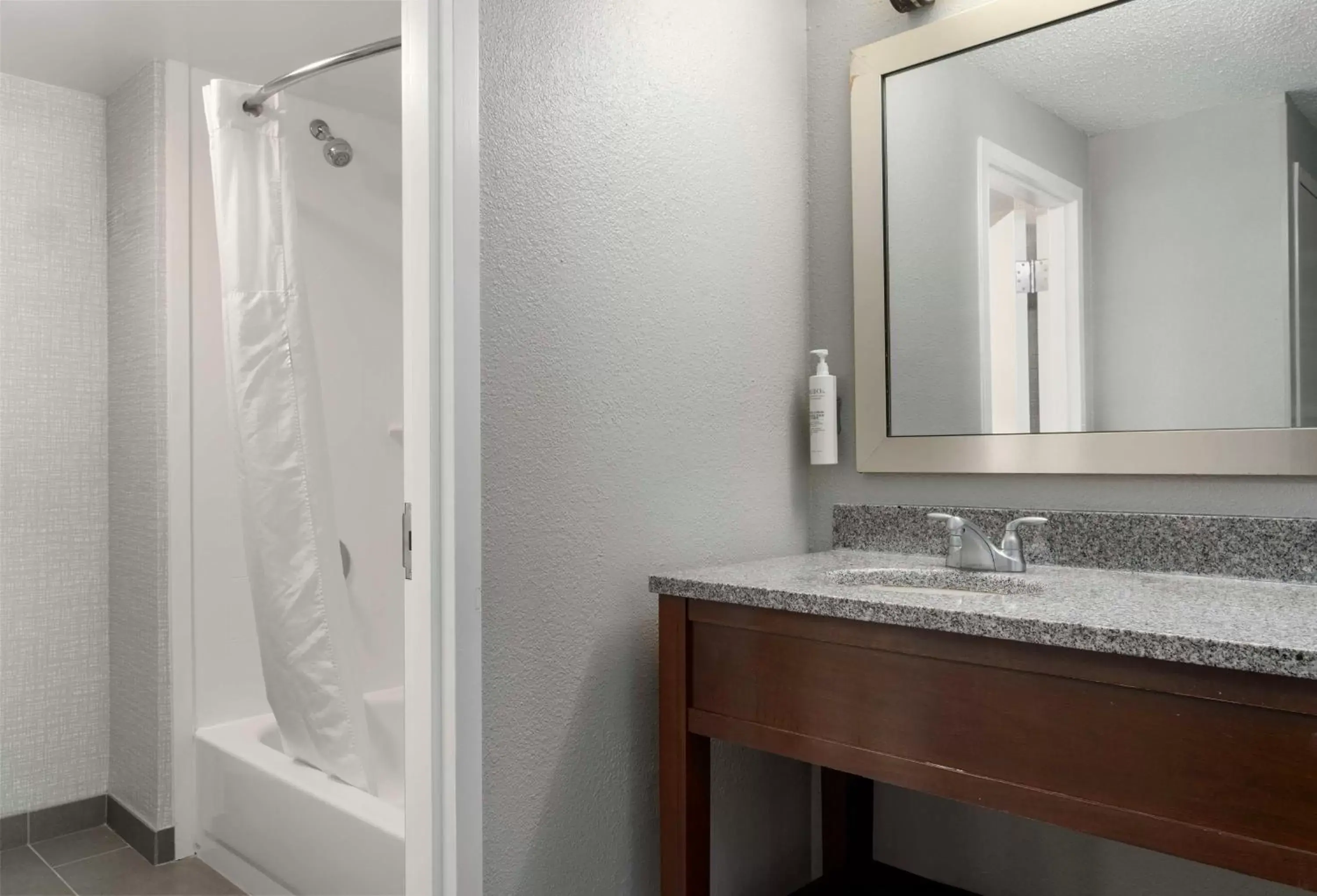 Bathroom in Hampton Inn & Suites Newport News-Airport - Oyster Point Area