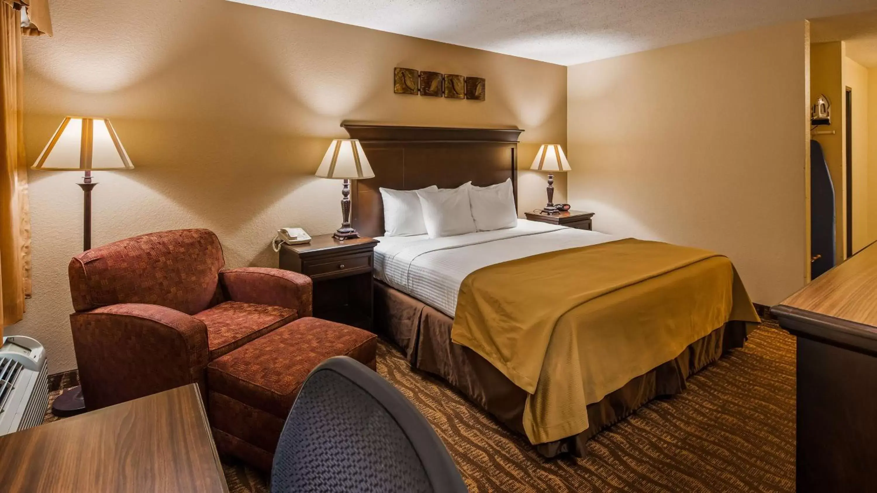 Photo of the whole room, Bed in Best Western Center Pointe Inn
