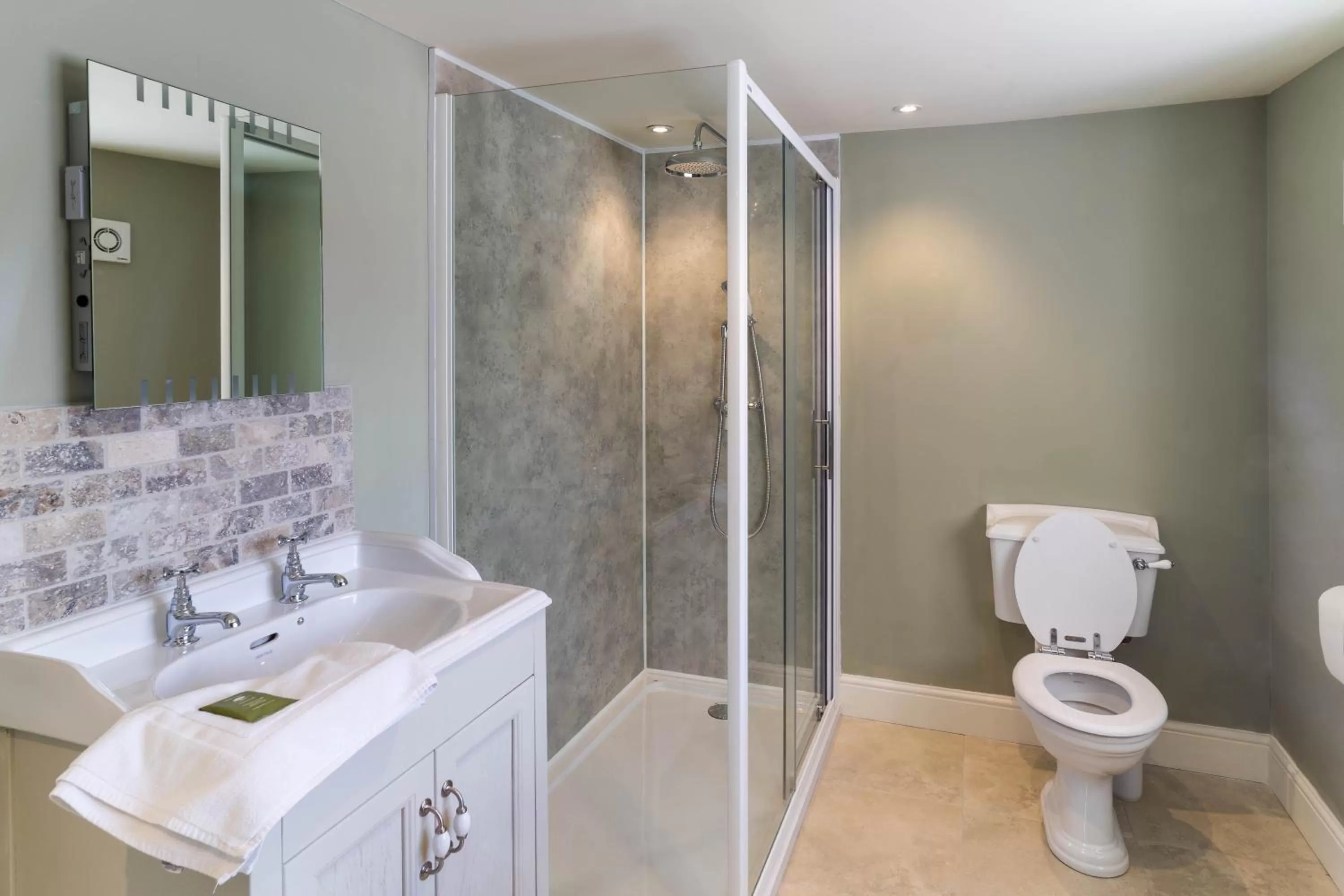 Shower in Greyhound Inn Wilton