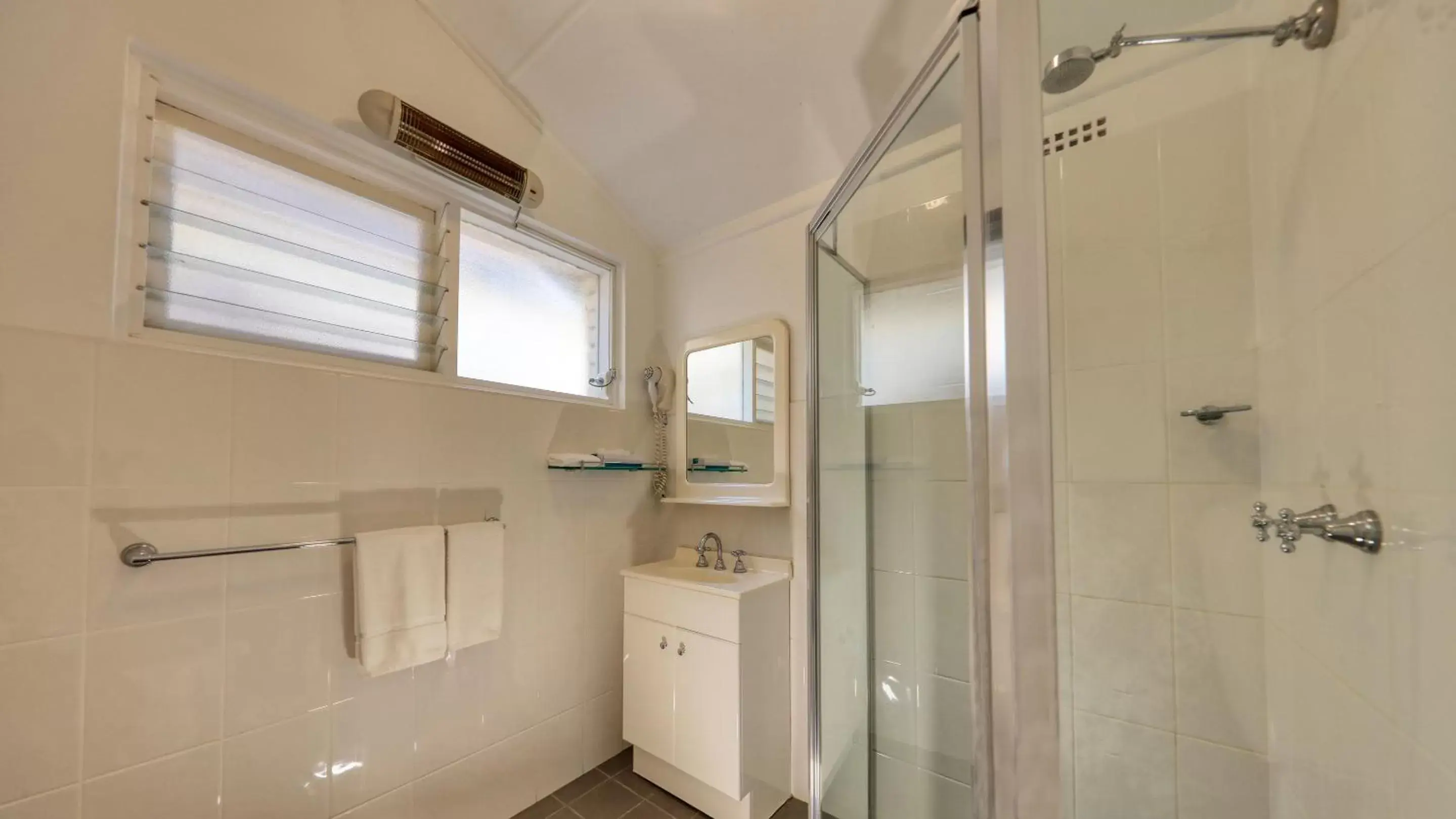 Shower, Bathroom in Cowra Motor Inn
