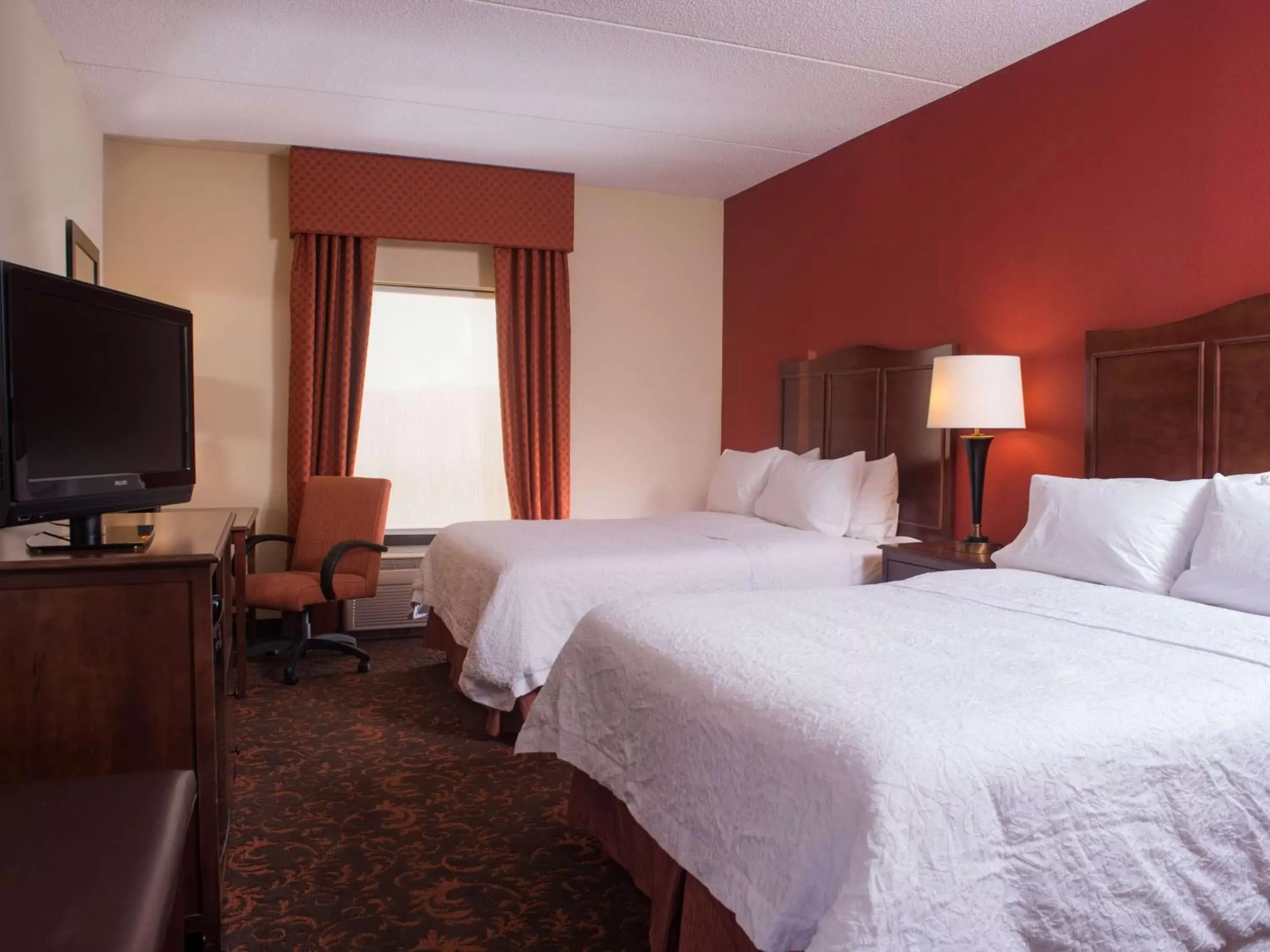 Bed in Hampton Inn and Suites Woodstock, Virginia