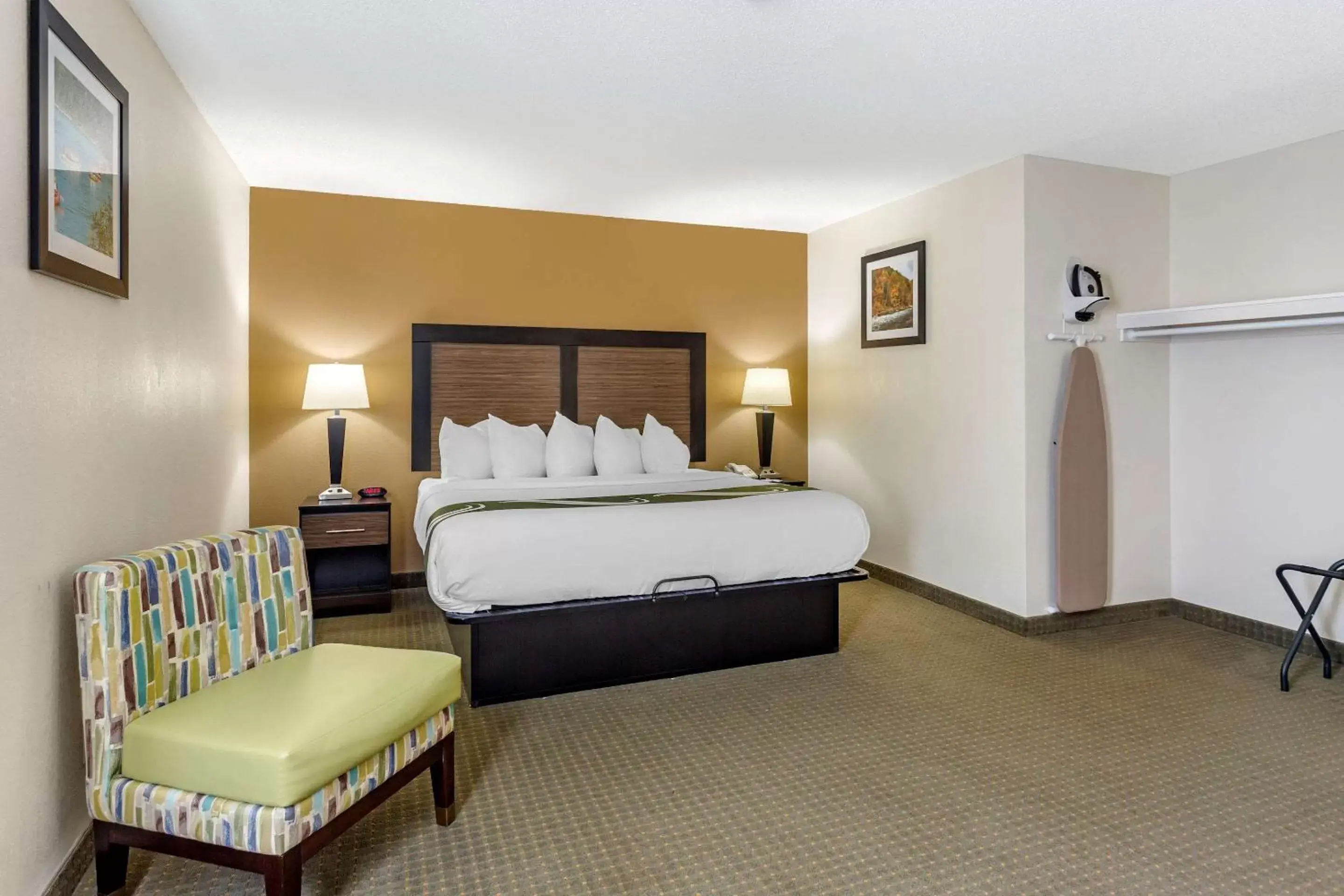 Photo of the whole room, Bed in Quality Inn Photo of the whole room, Bed in Quality Inn