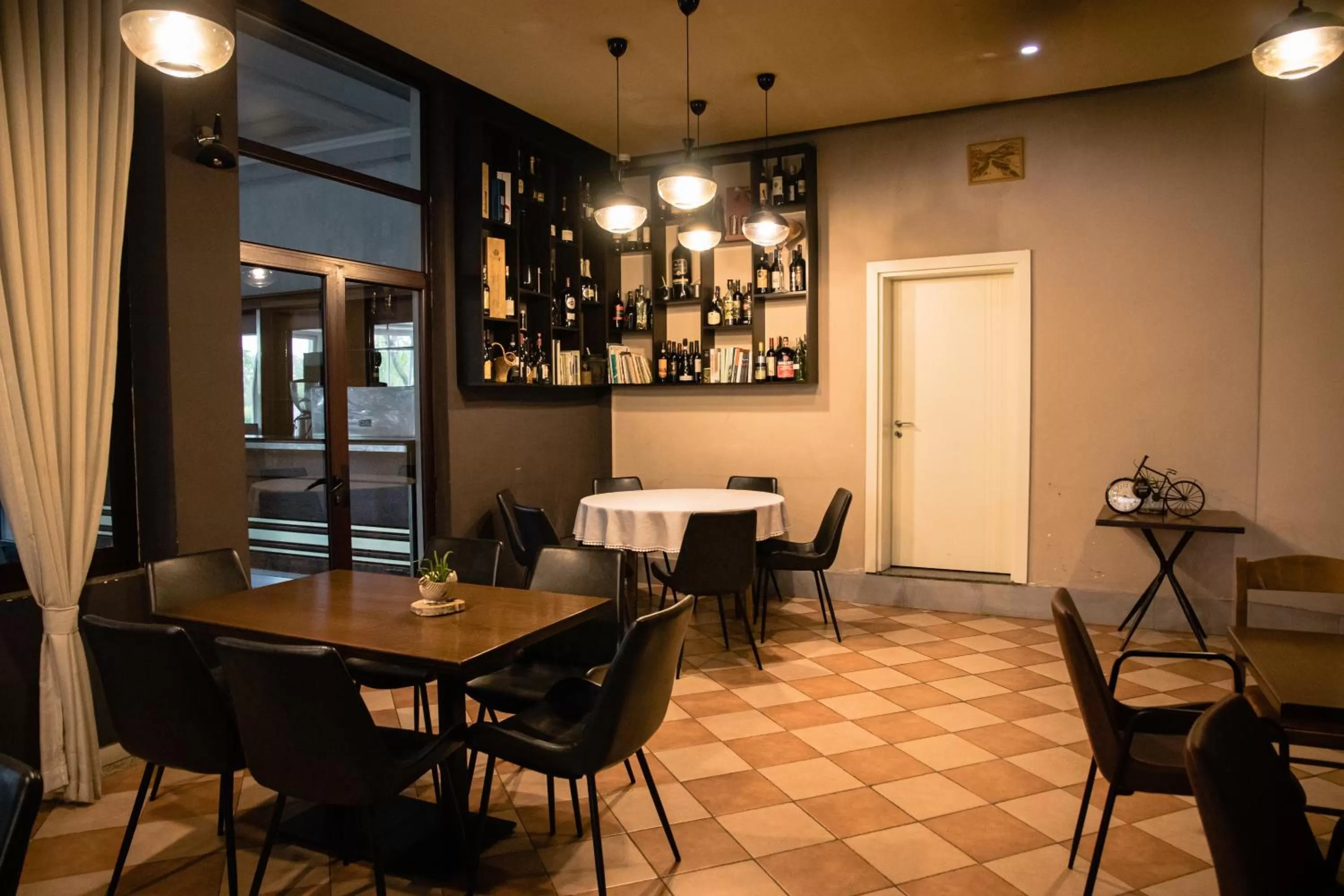 Restaurant/places to eat in Hotel Blini