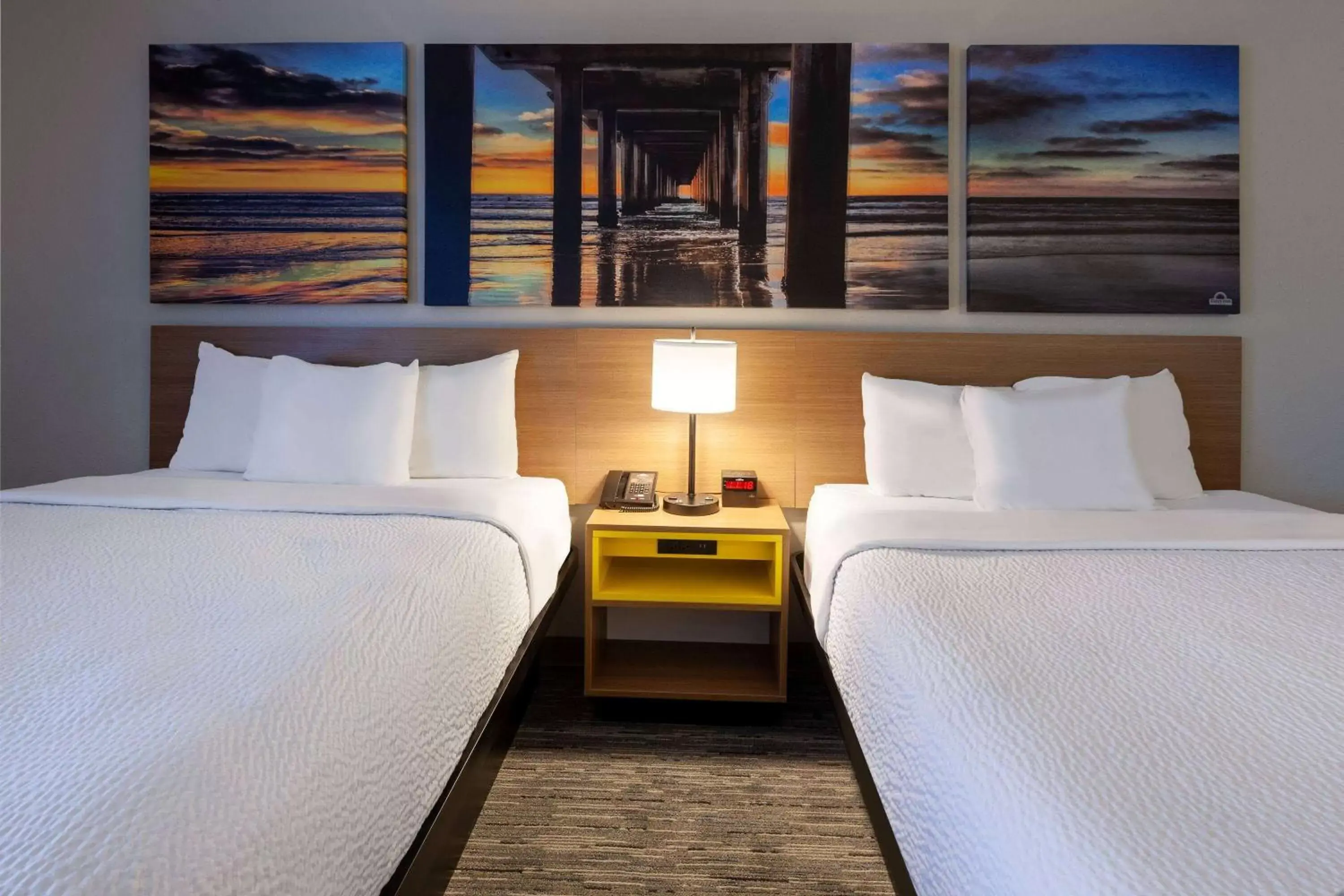 Photo of the whole room, Bed in Days Inn by Wyndham Racine/Sturtevant