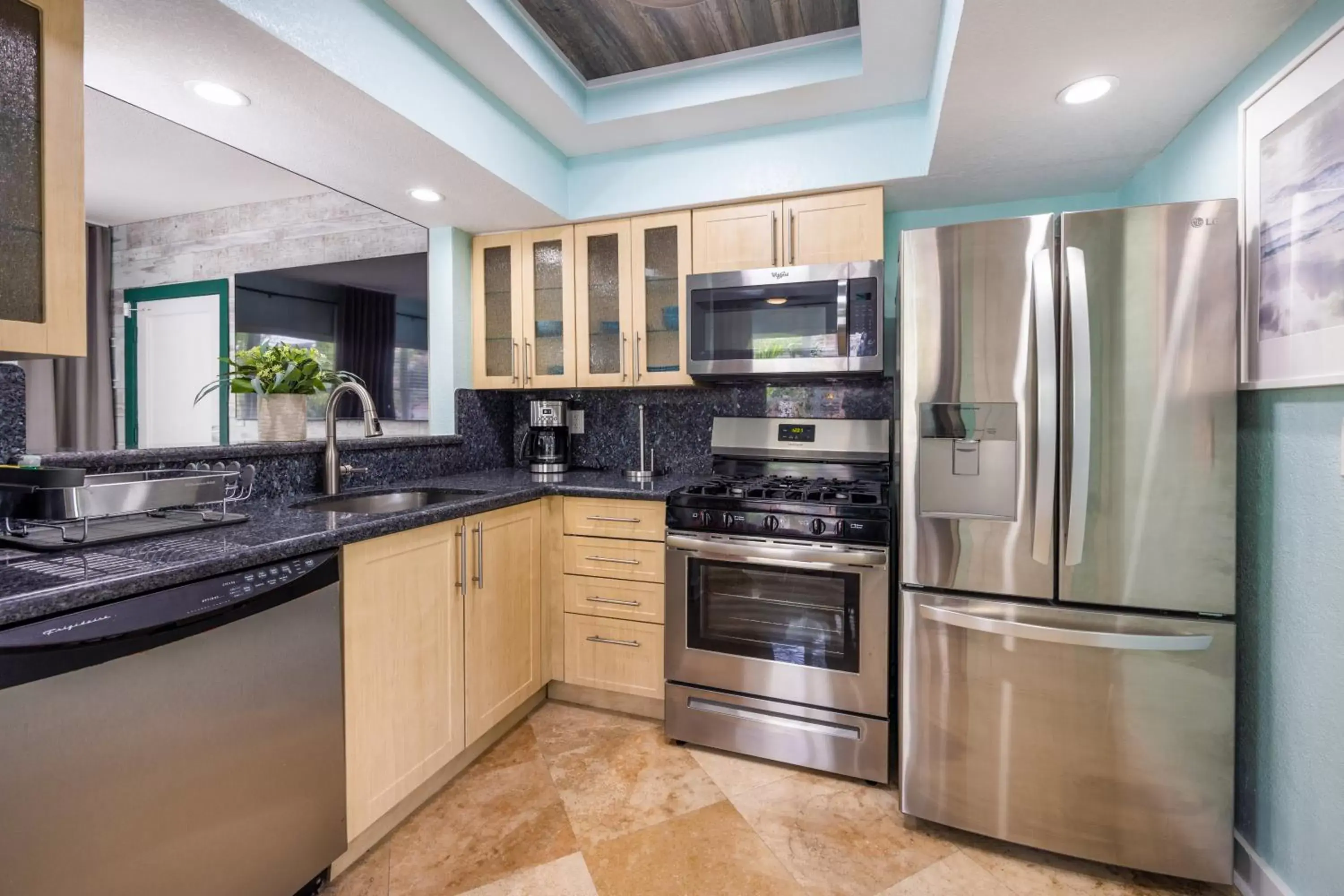 pet friendly, Kitchen/Kitchenette in Suites on South Beach