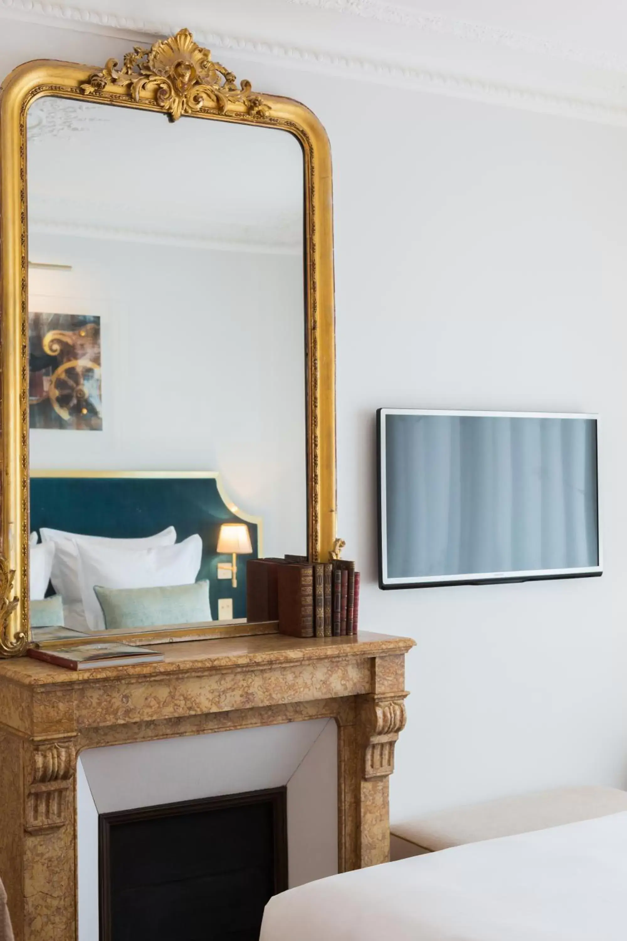 TV and multimedia, Bed in Hôtel Alfred Sommier