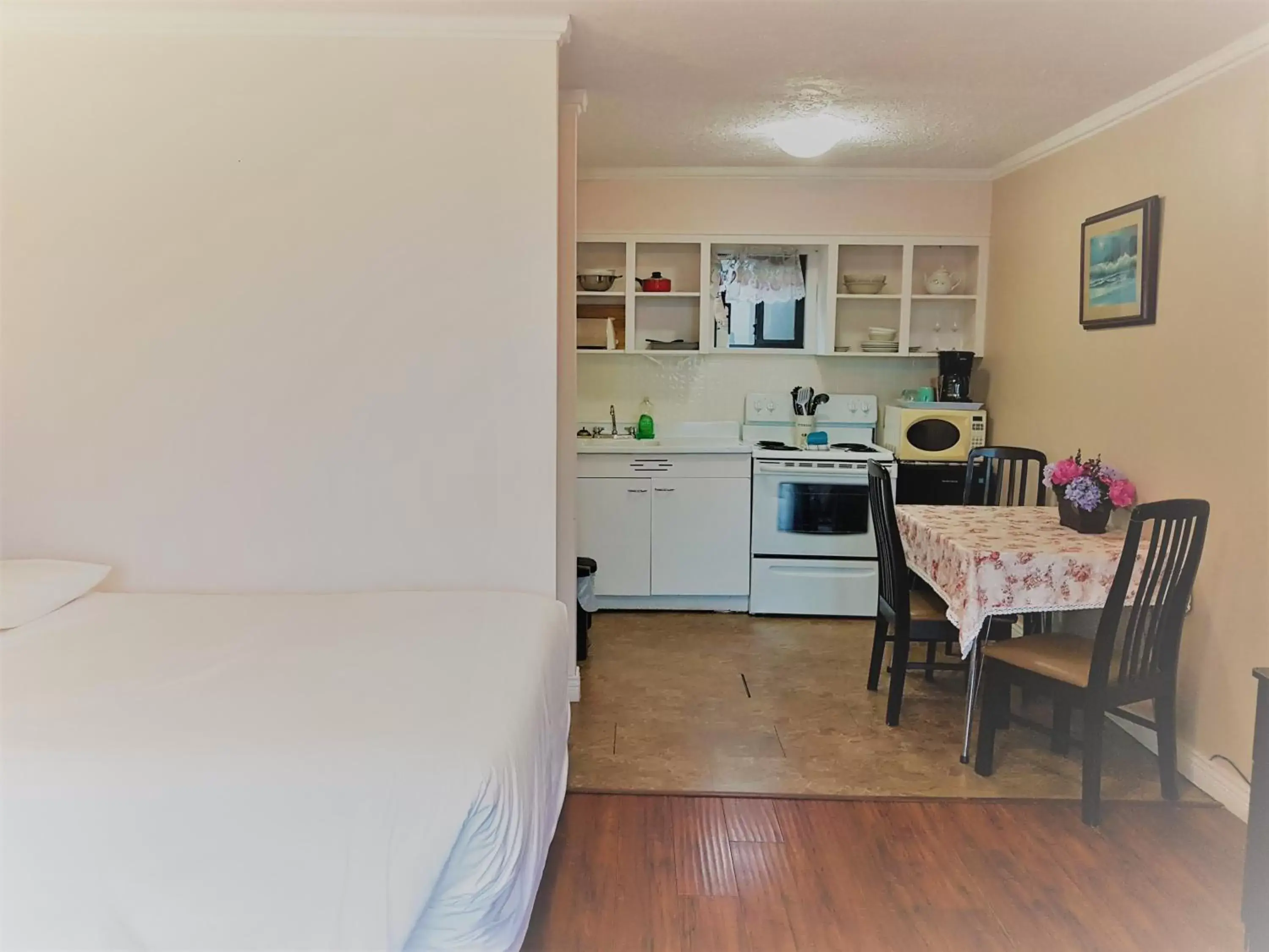 Kitchen/Kitchenette in Westview Centre Motel