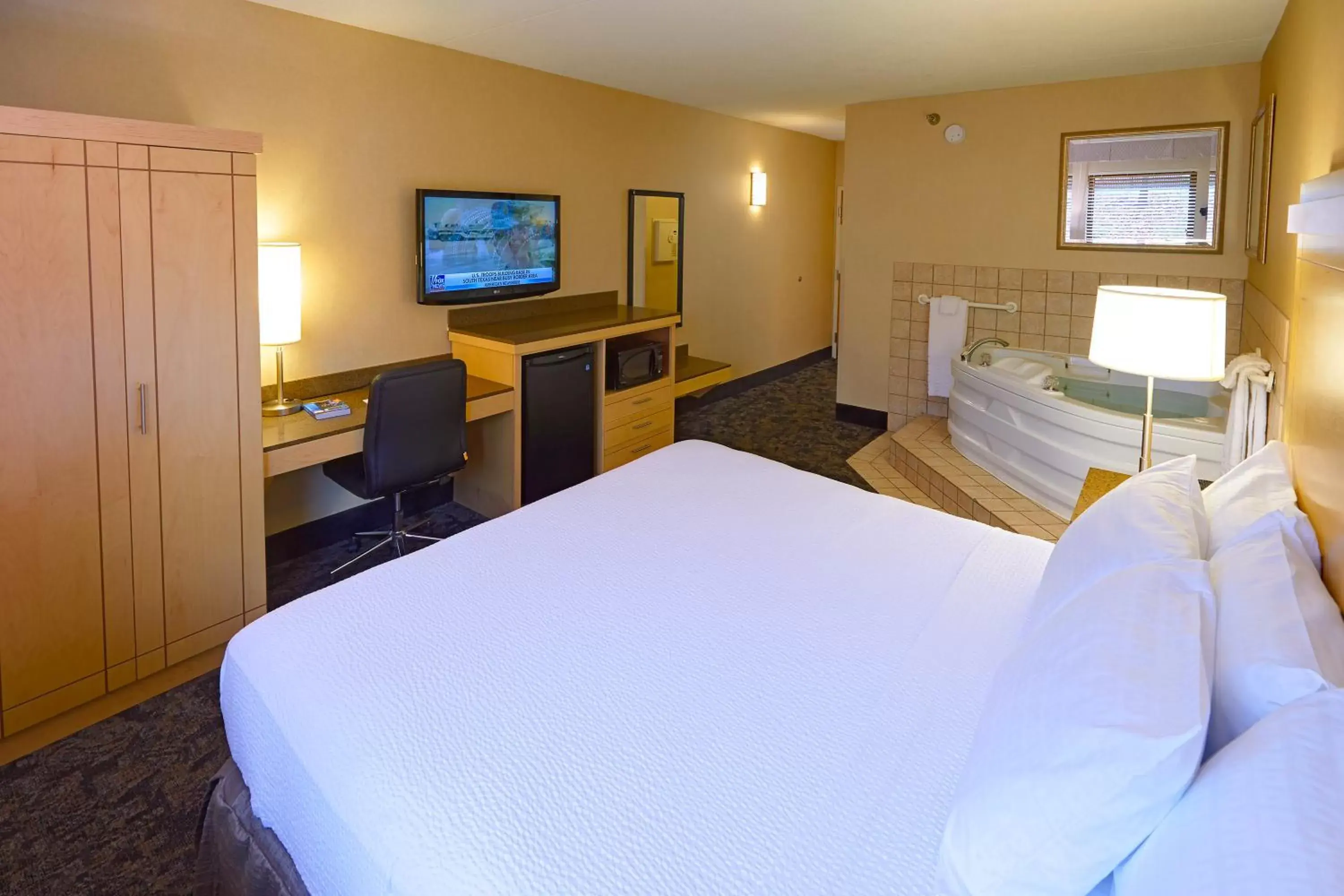Bed in LivINN Hotel Cincinnati North/ Sharonville