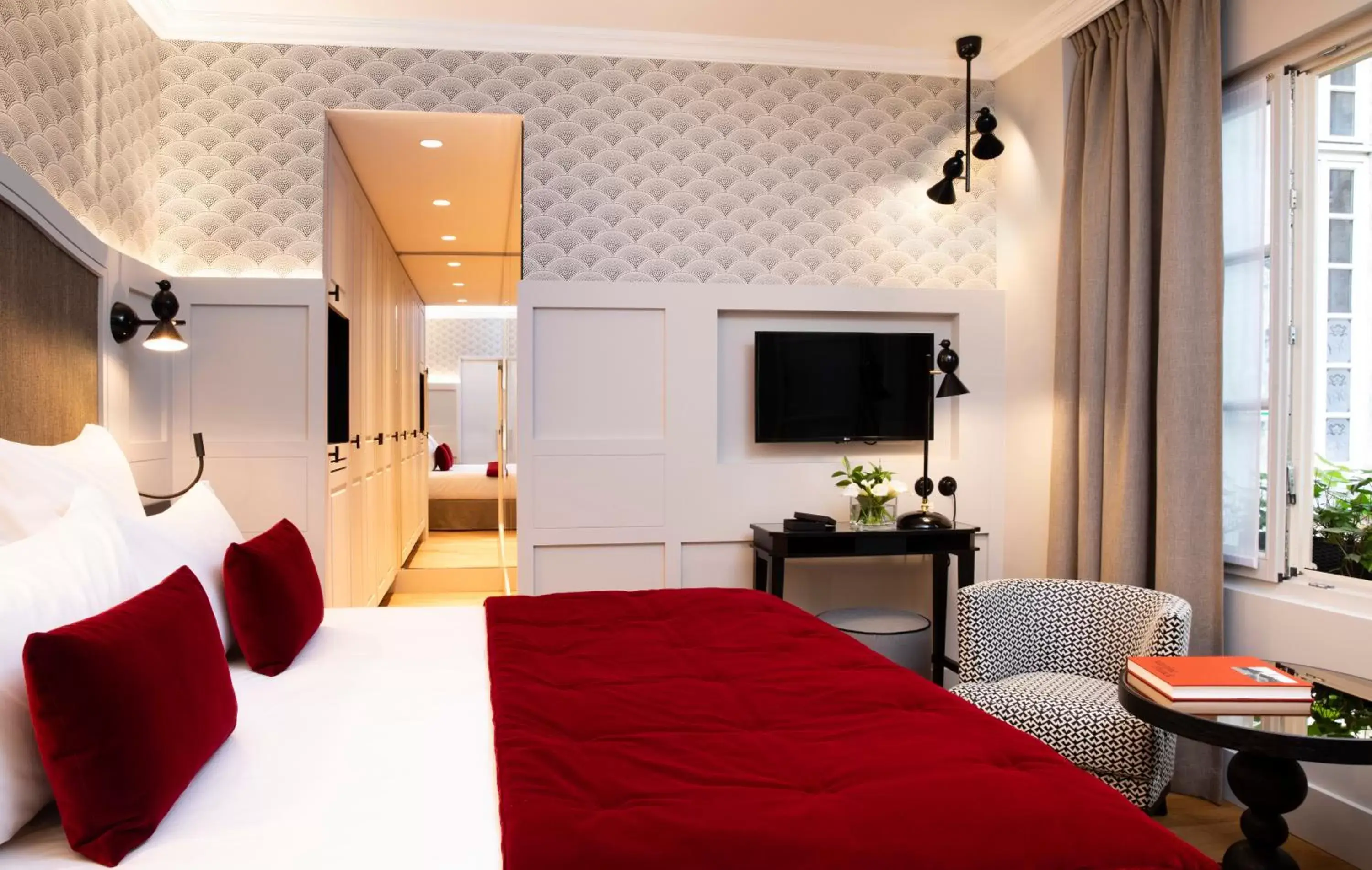 Bed, TV/Entertainment Center in Hôtel D'Aubusson