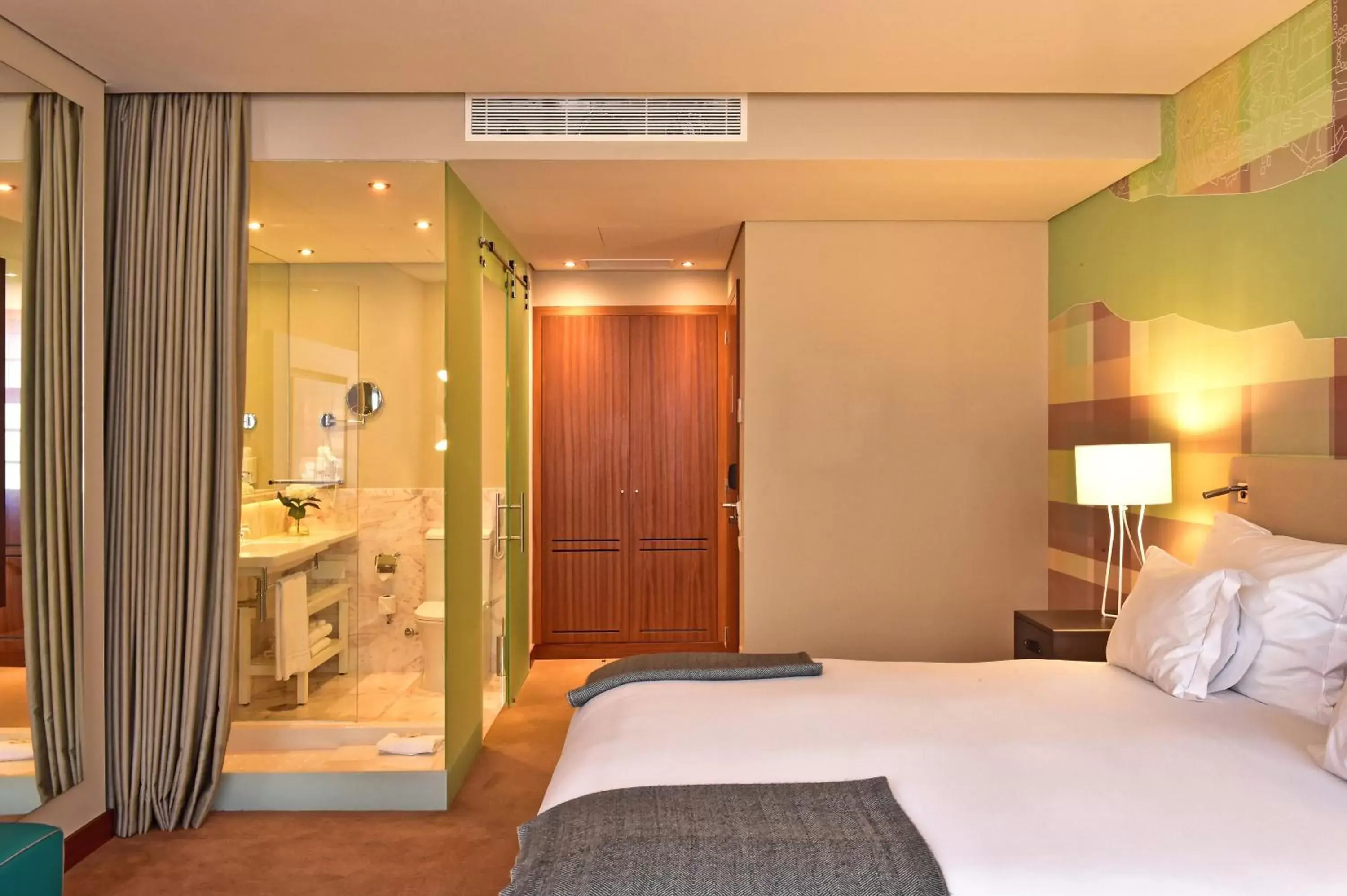 Bathroom, Bed in Pestana Vintage Porto Hotel & World Heritage Site