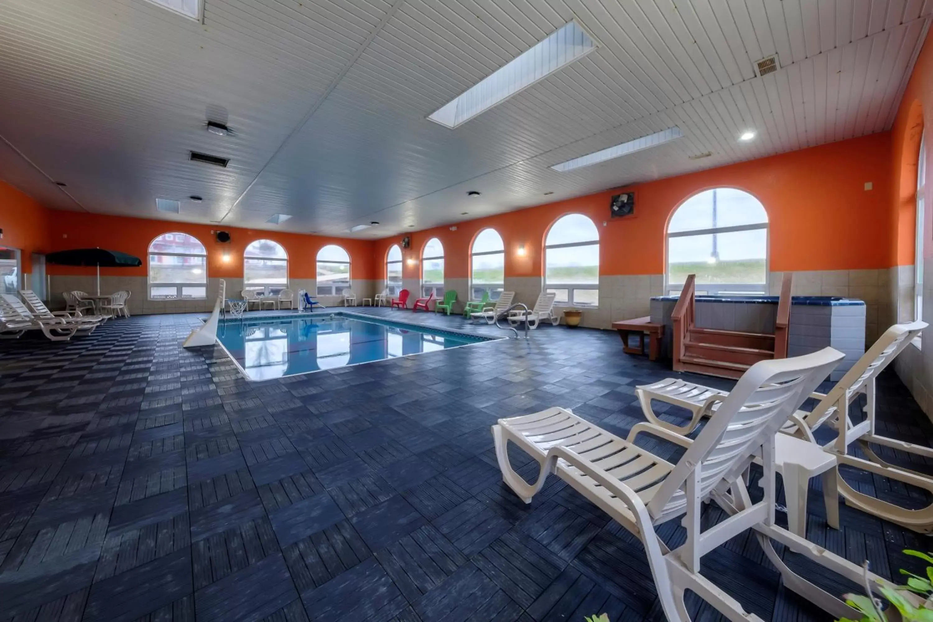 Swimming Pool in Red Roof Inn Osage Beach - Lake of the Ozarks