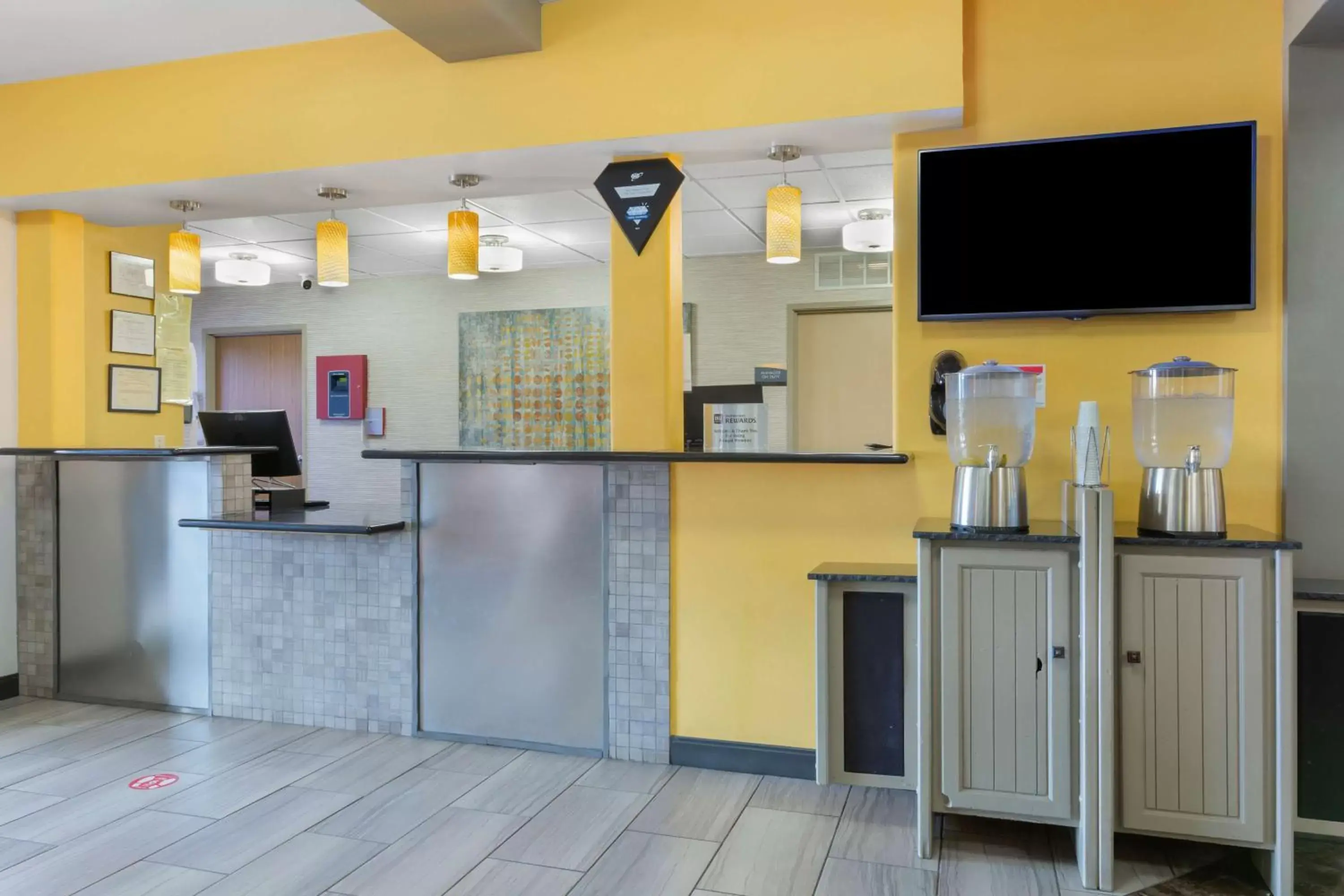 Lobby or reception, TV/Entertainment Center in Best Western Plus the Four Corners Inn