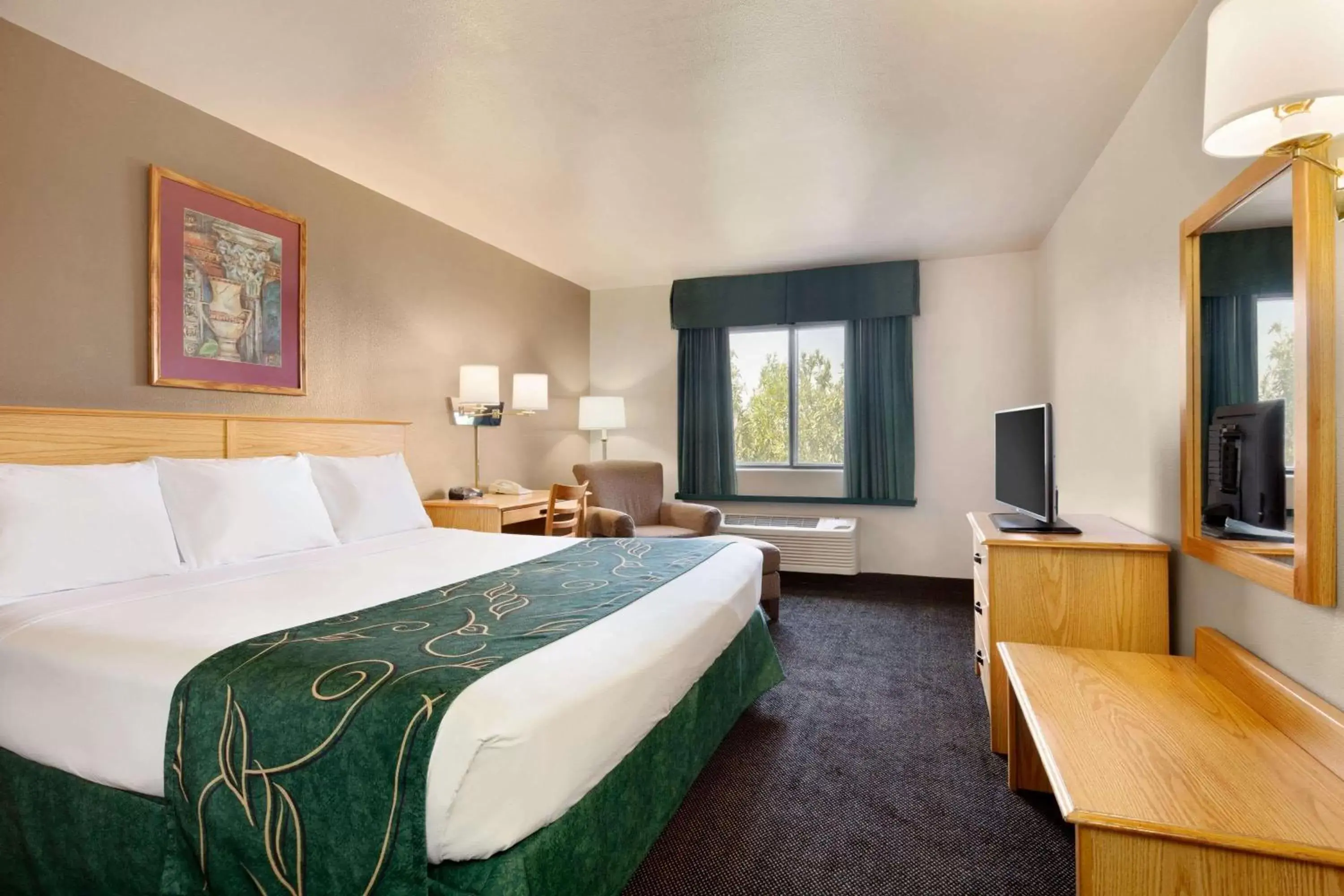 Photo of the whole room, Bed in Travelodge by Wyndham Yermo