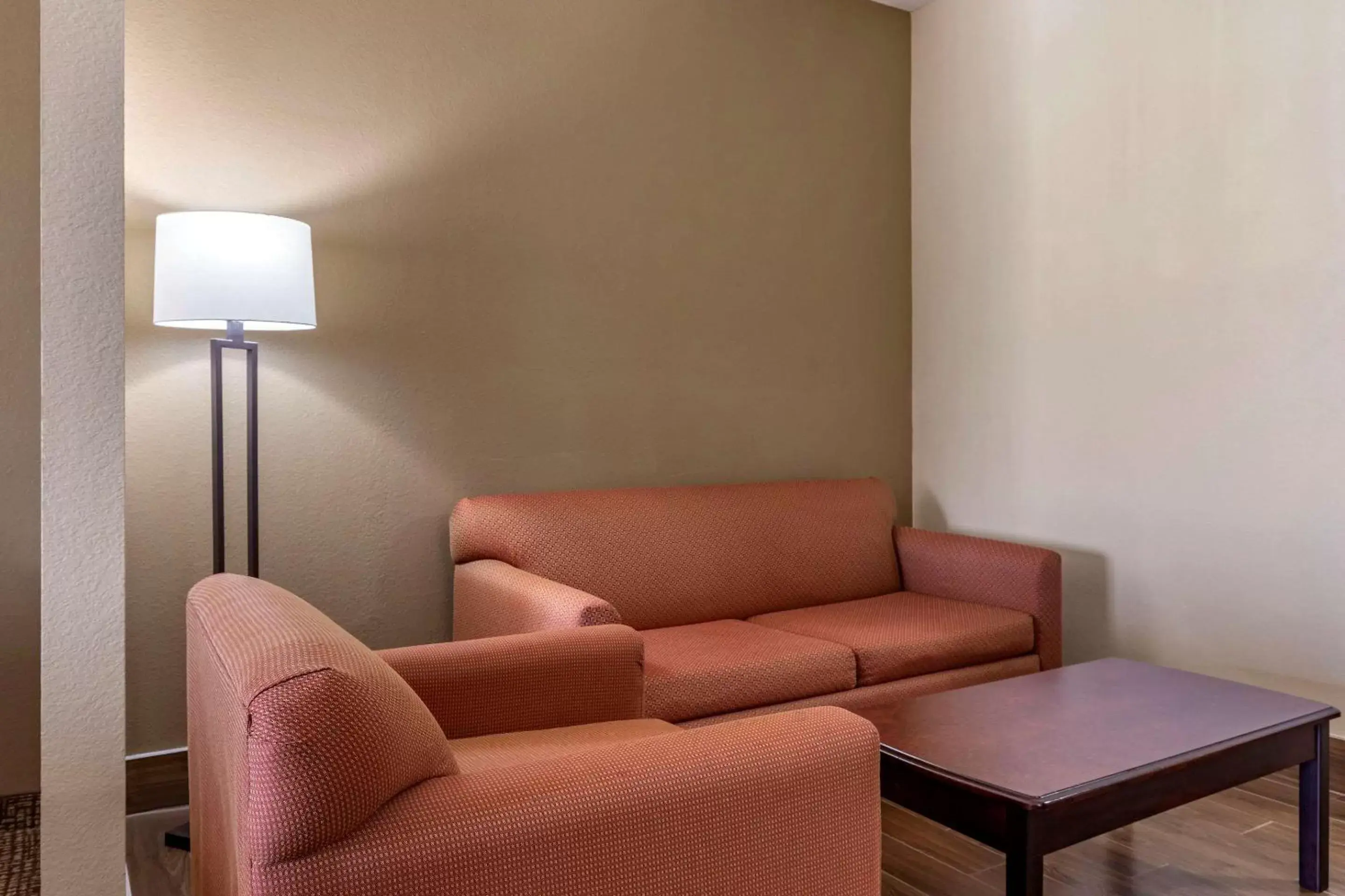 Photo of the whole room, Seating Area in Comfort Suites Granbury