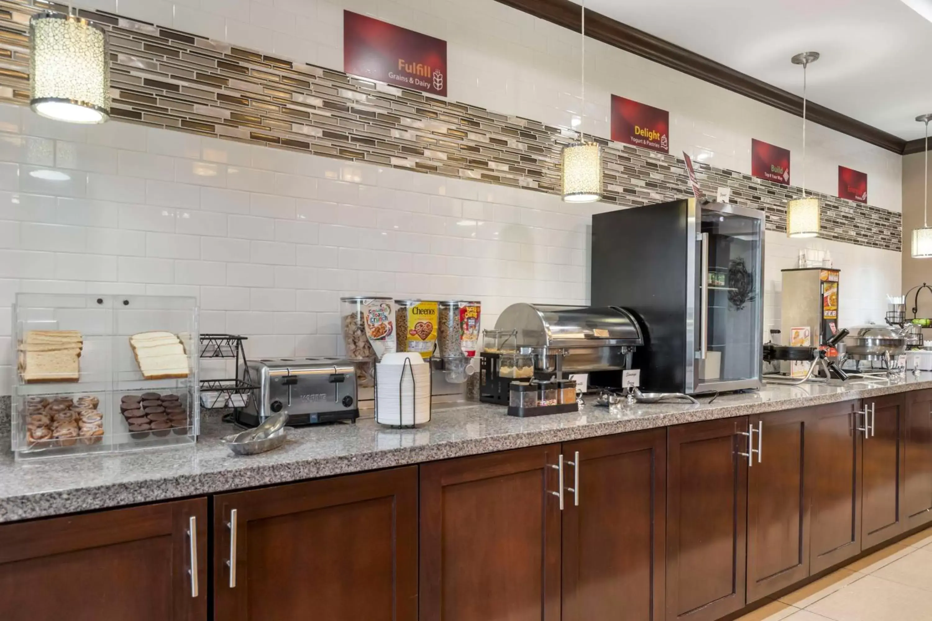 Breakfast, Kitchen/Kitchenette in Best Western Plus Longhorn Inn & Suites