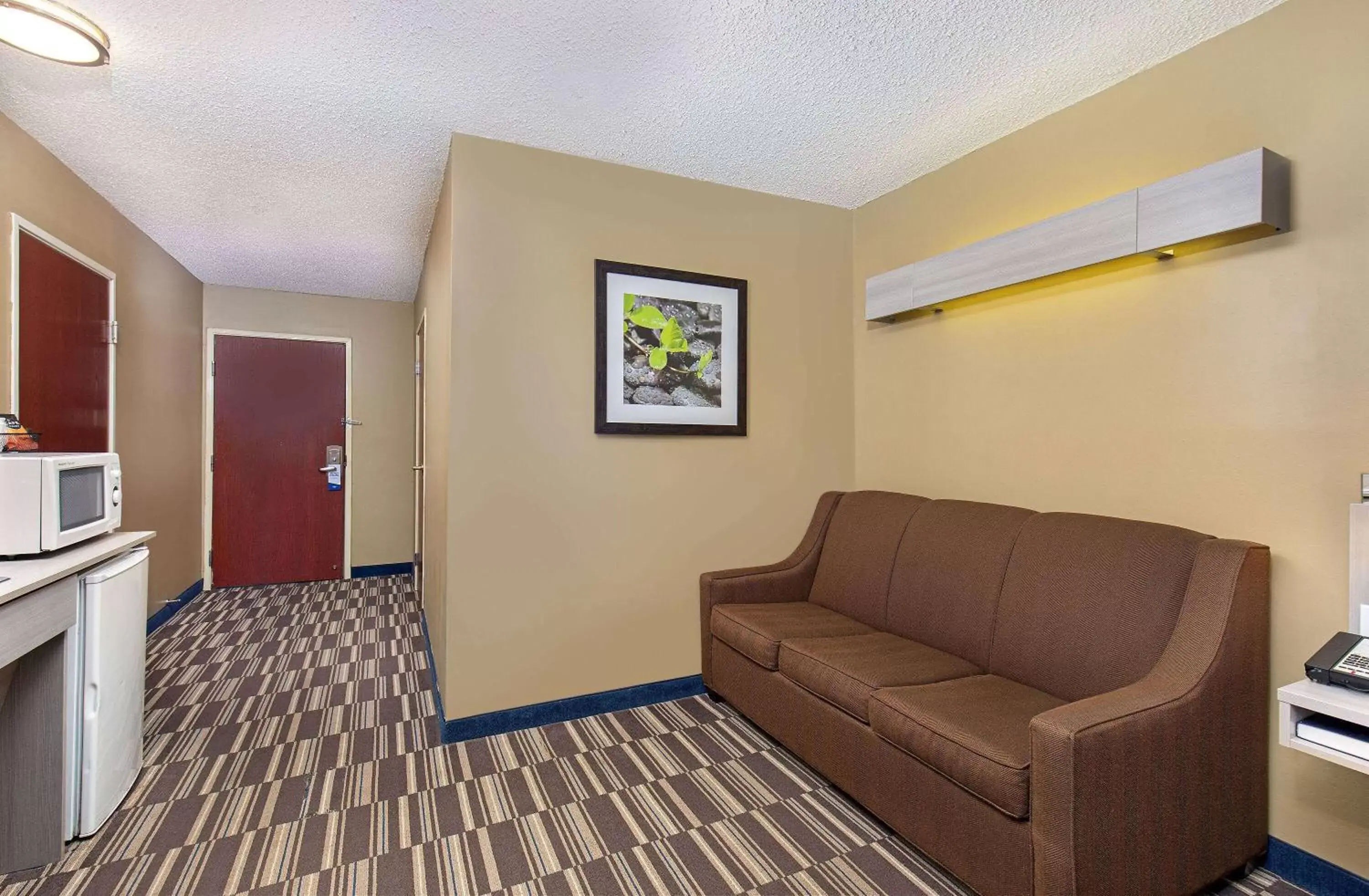 Bed, Seating Area in Microtel Inn & Suites by Wyndham Dry Ridge