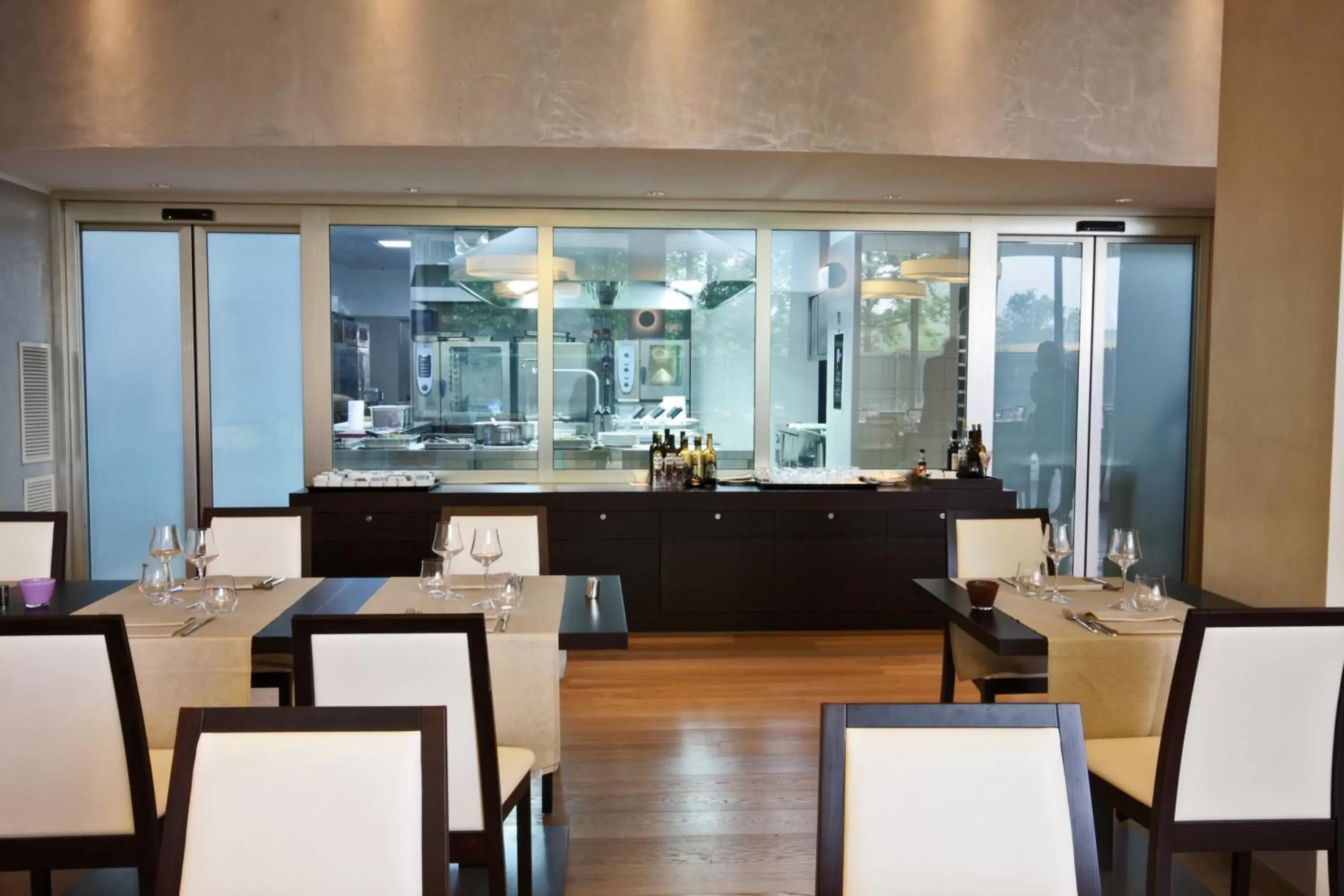 Restaurant/Places to Eat in The Hub Hotel