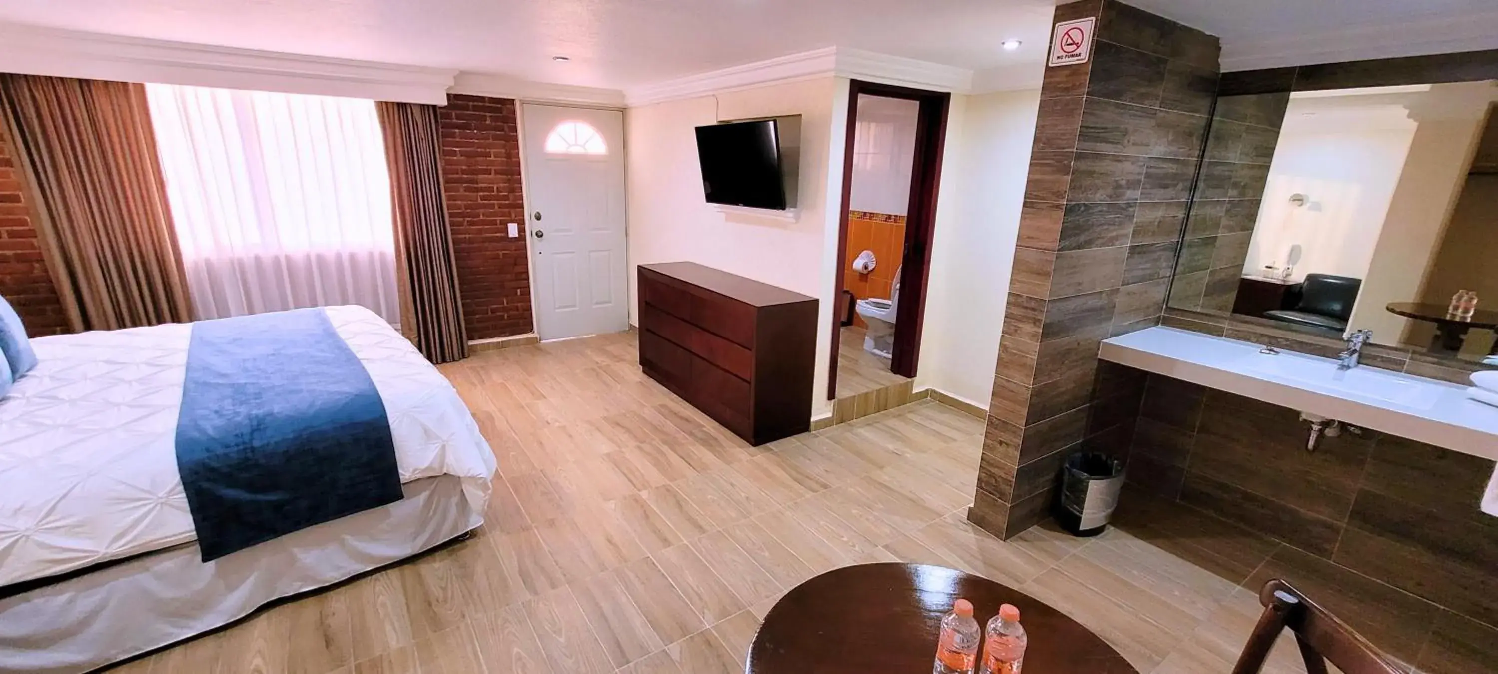 Bed, TV/Entertainment Center in Hotel Tierras Blancas