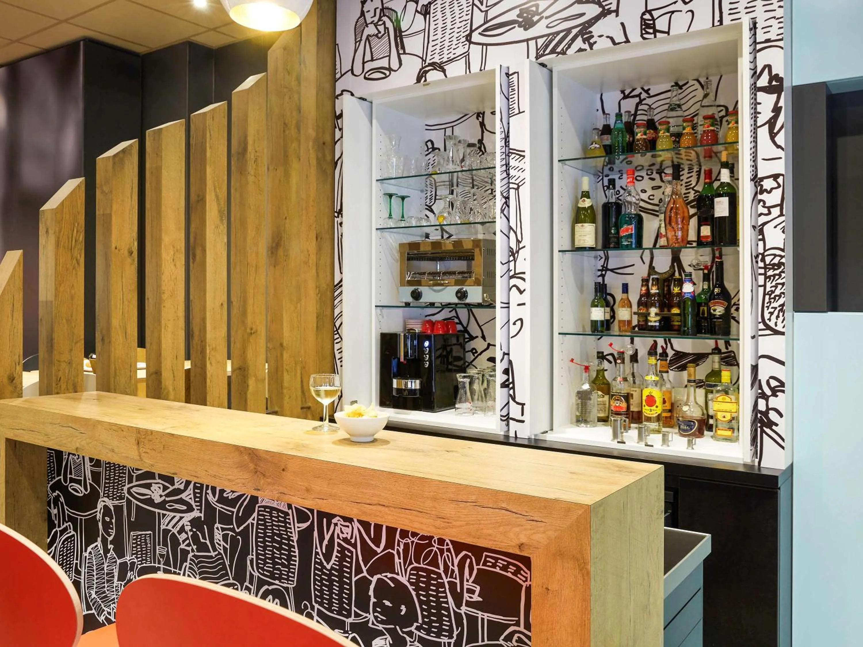 Lounge or bar in ibis Paris Canal Saint Martin