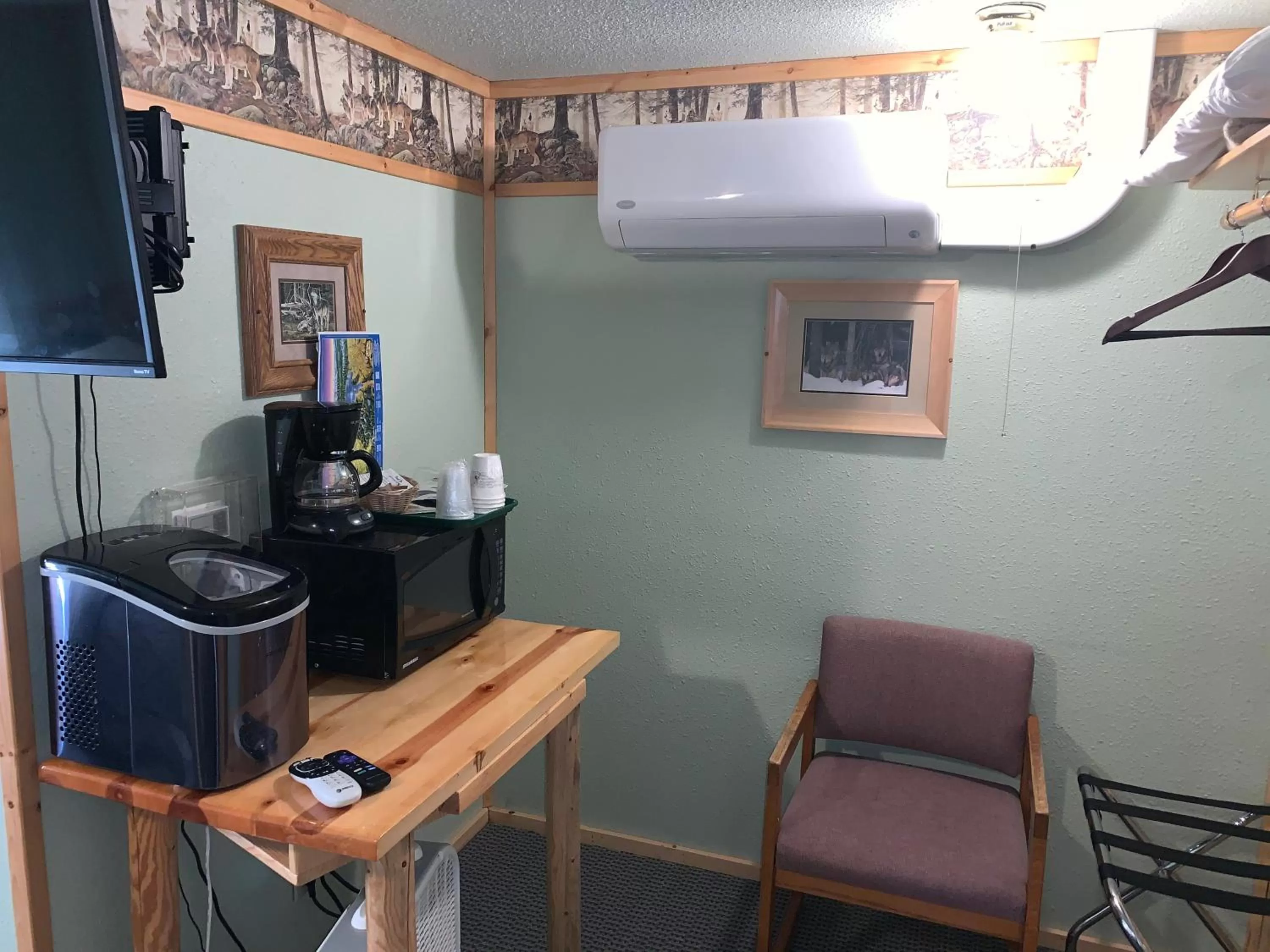 TV and multimedia, Seating Area in Glacier Haven Inn