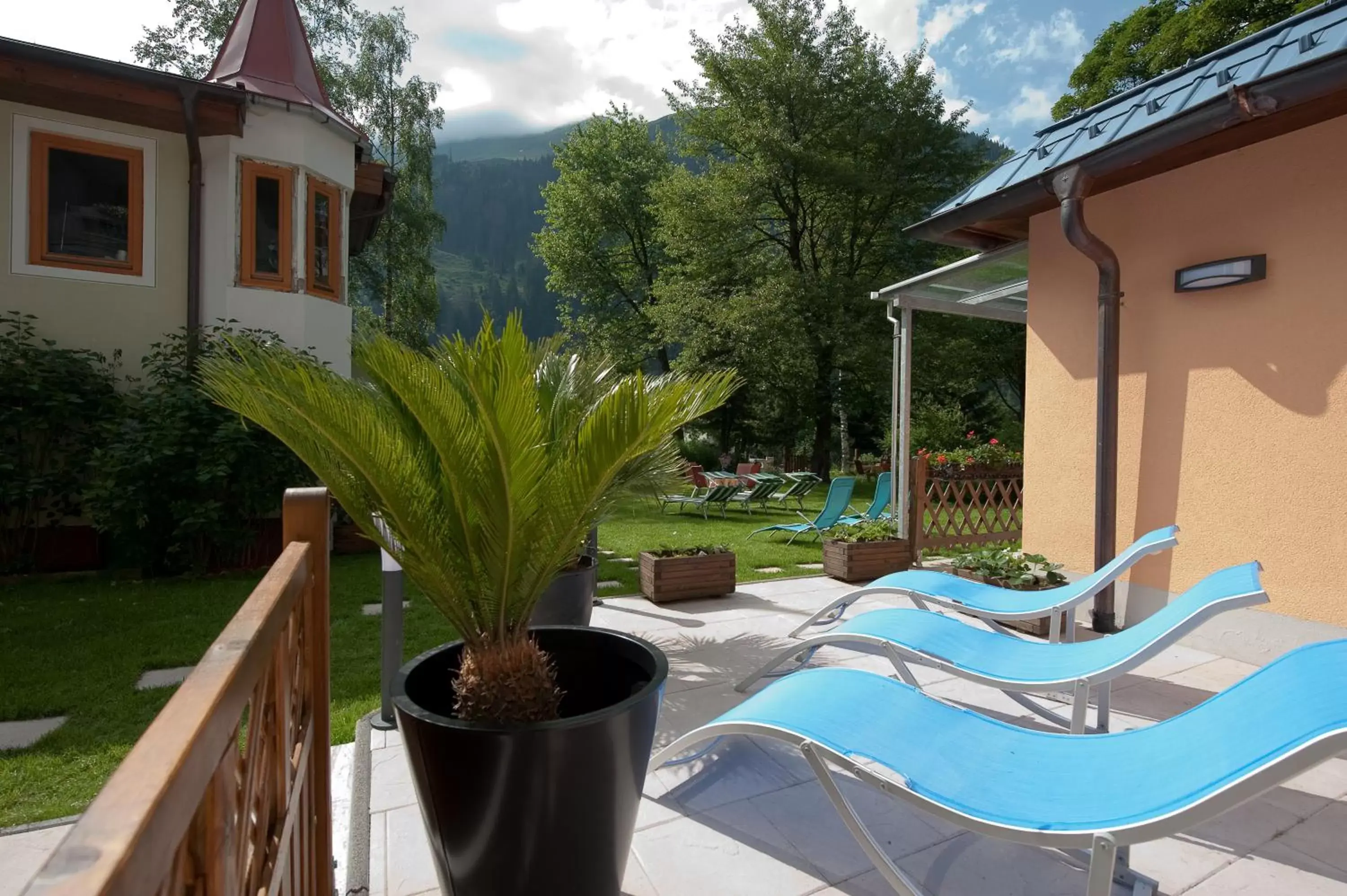 Garden, Swimming Pool in Residenz Gruber, Hotel & Appartments