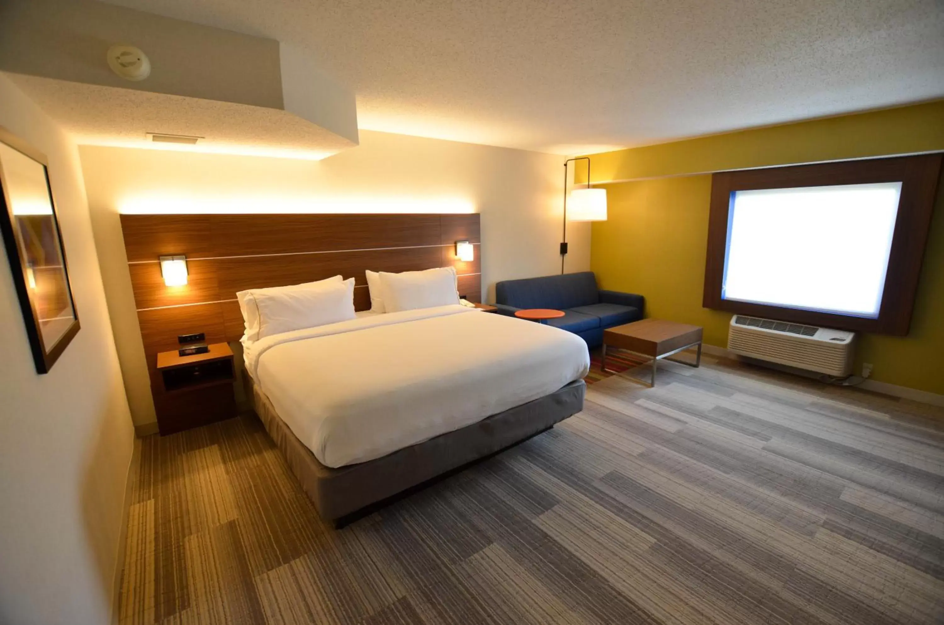 Photo of the whole room, Bed in Holiday Inn Express Pittsburgh-Bridgeville, an IHG Hotel