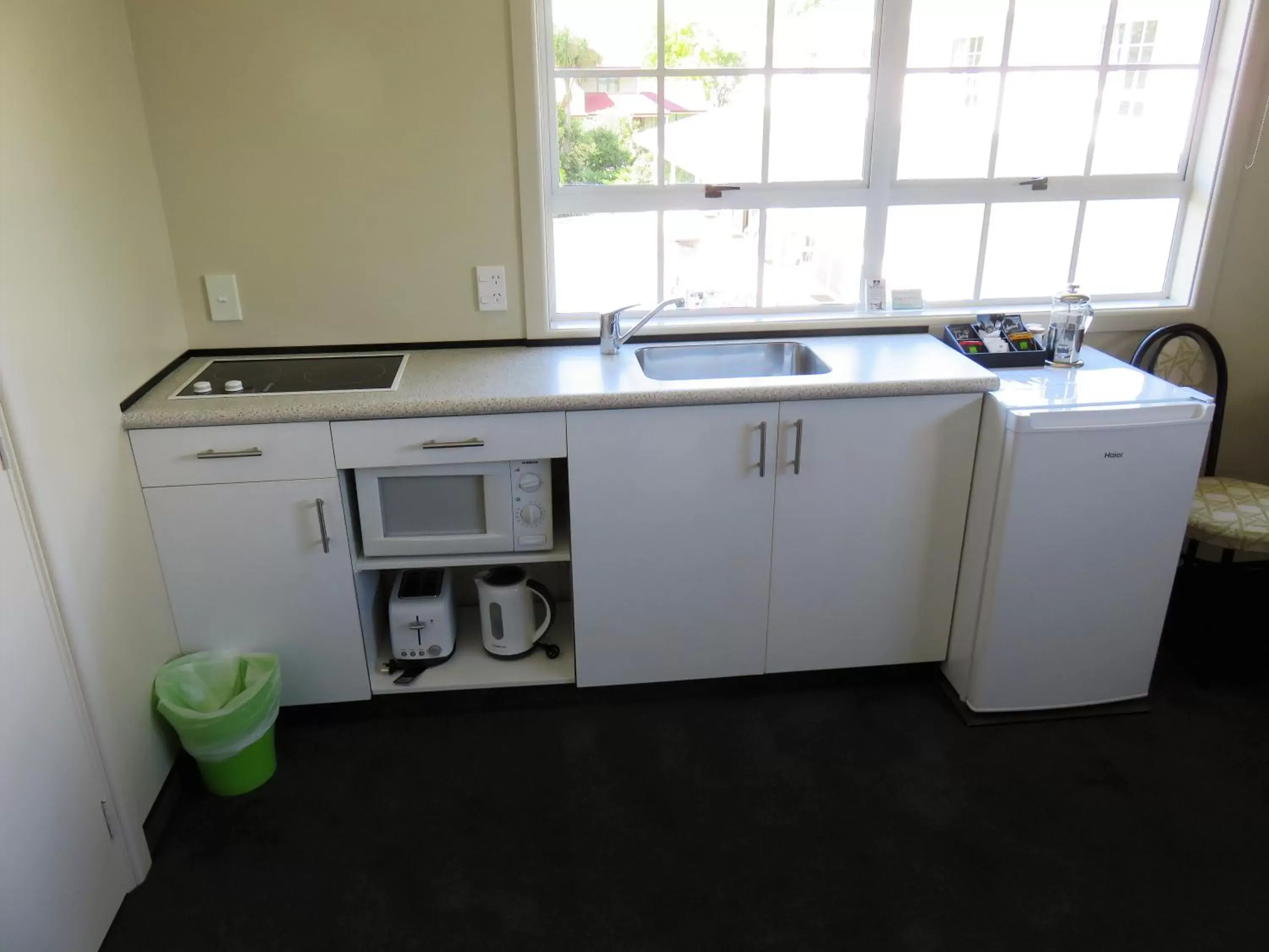 Kitchen or kitchenette, Kitchen/Kitchenette in Admirals Motor Lodge