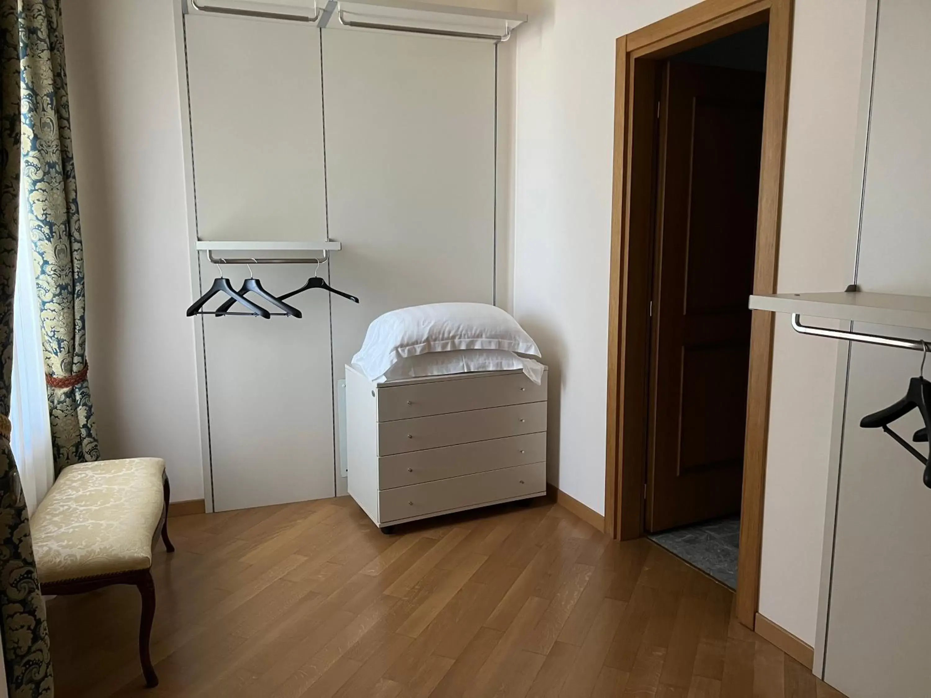 wardrobe, Bathroom in Domus Stella Maris - Casa per Ferie