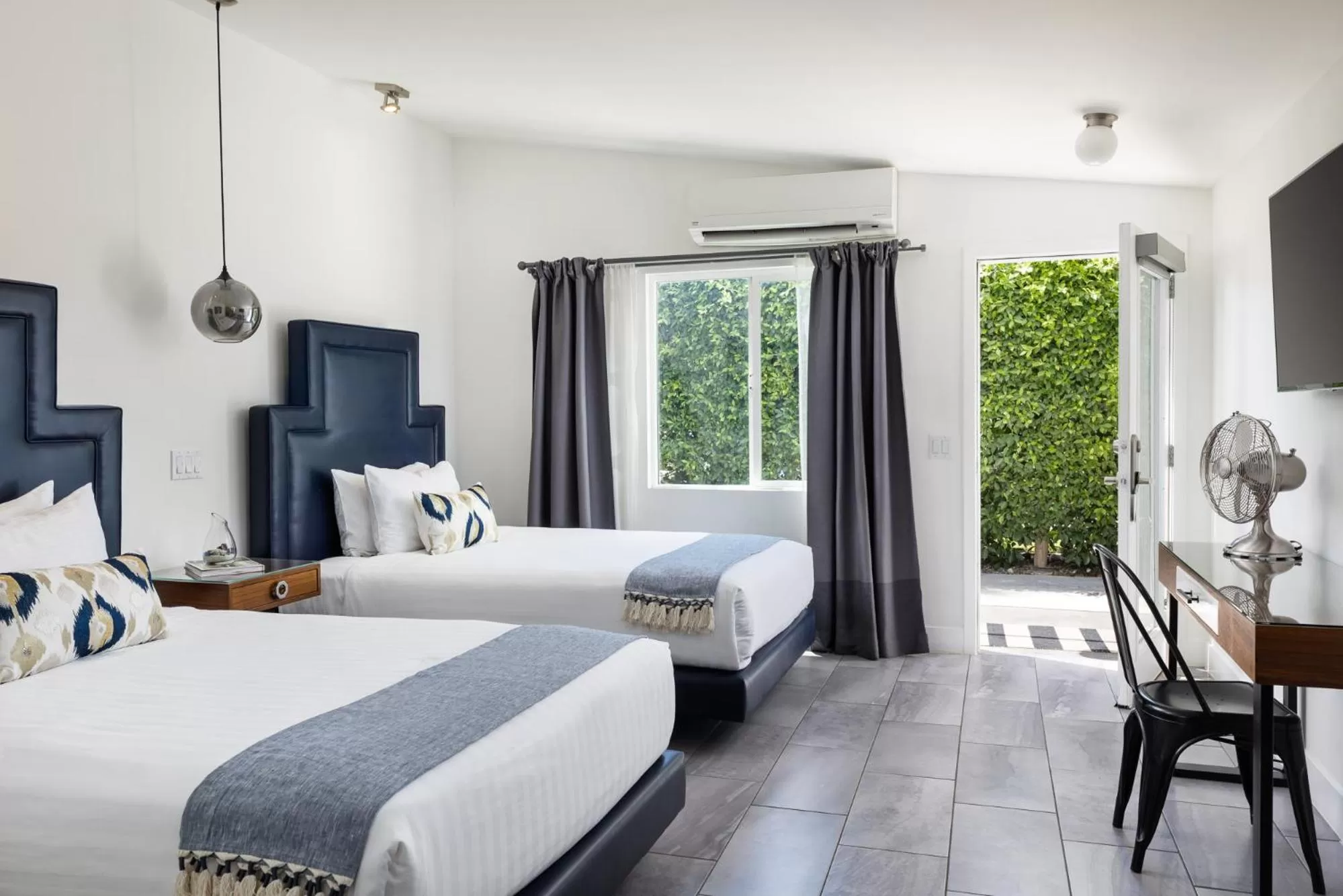 Bedroom, Bed in The Palm Springs Hotel