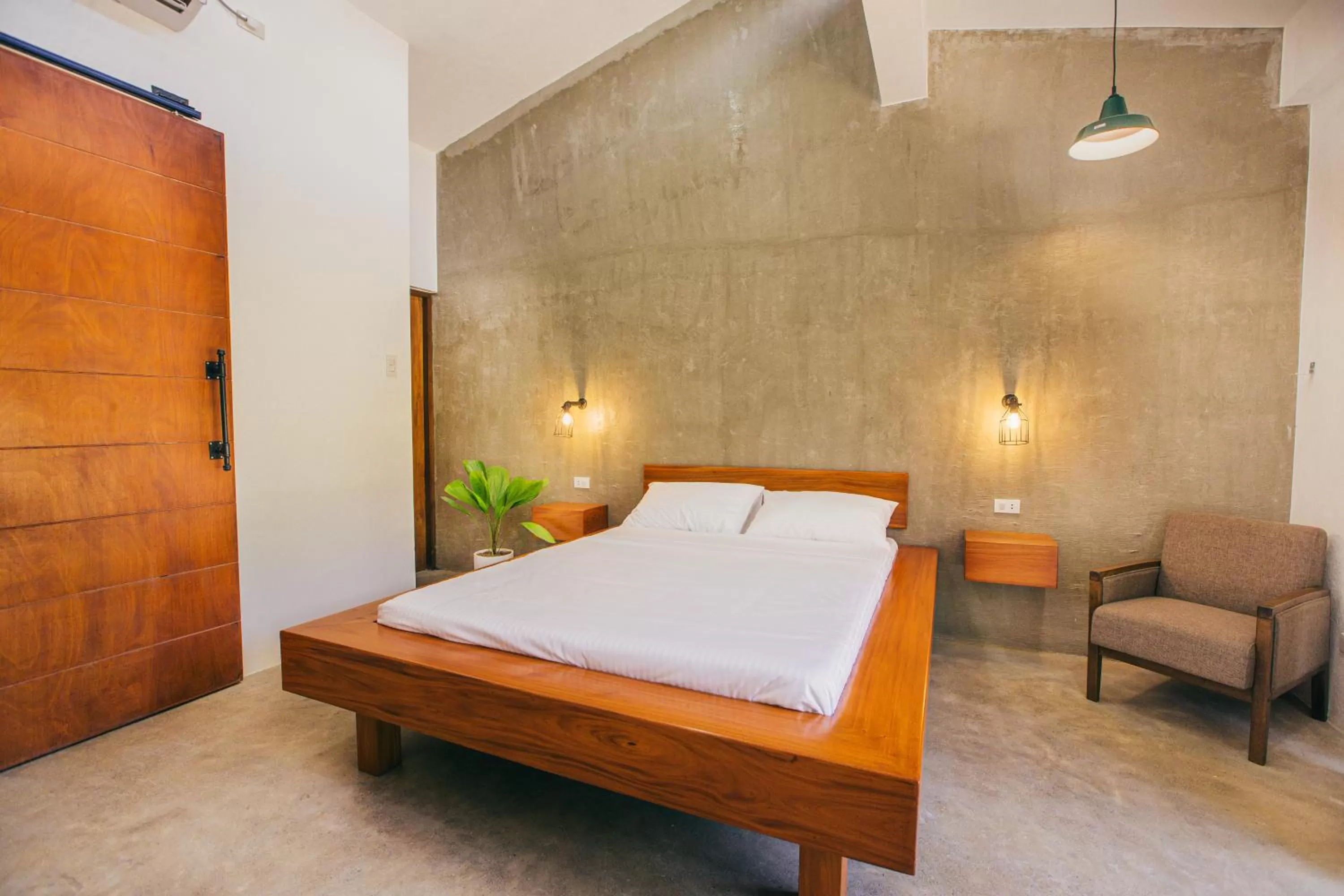 Photo of the whole room, Bed in Summer Days