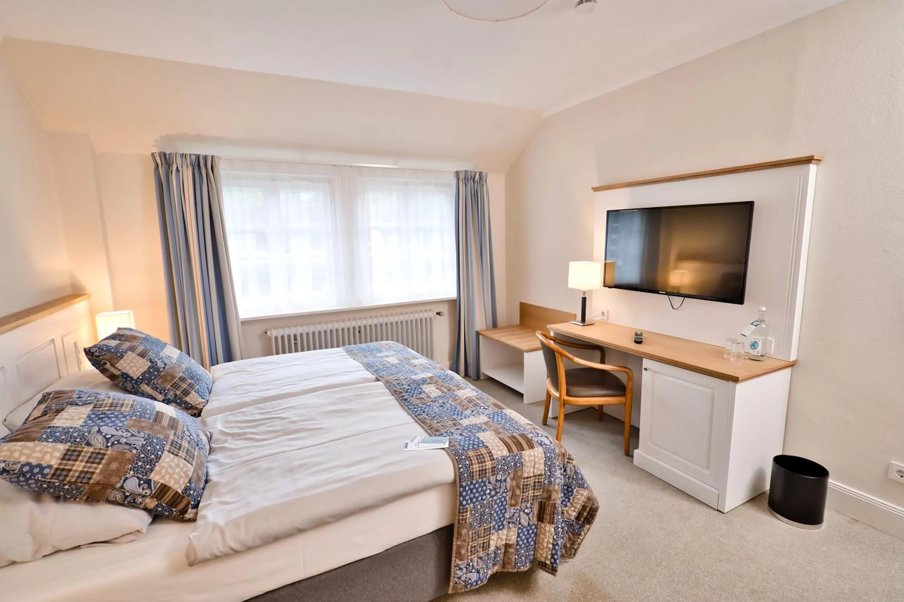 Photo of the whole room, Bed in Kleinhuis Hotel Mellingburger Schleuse