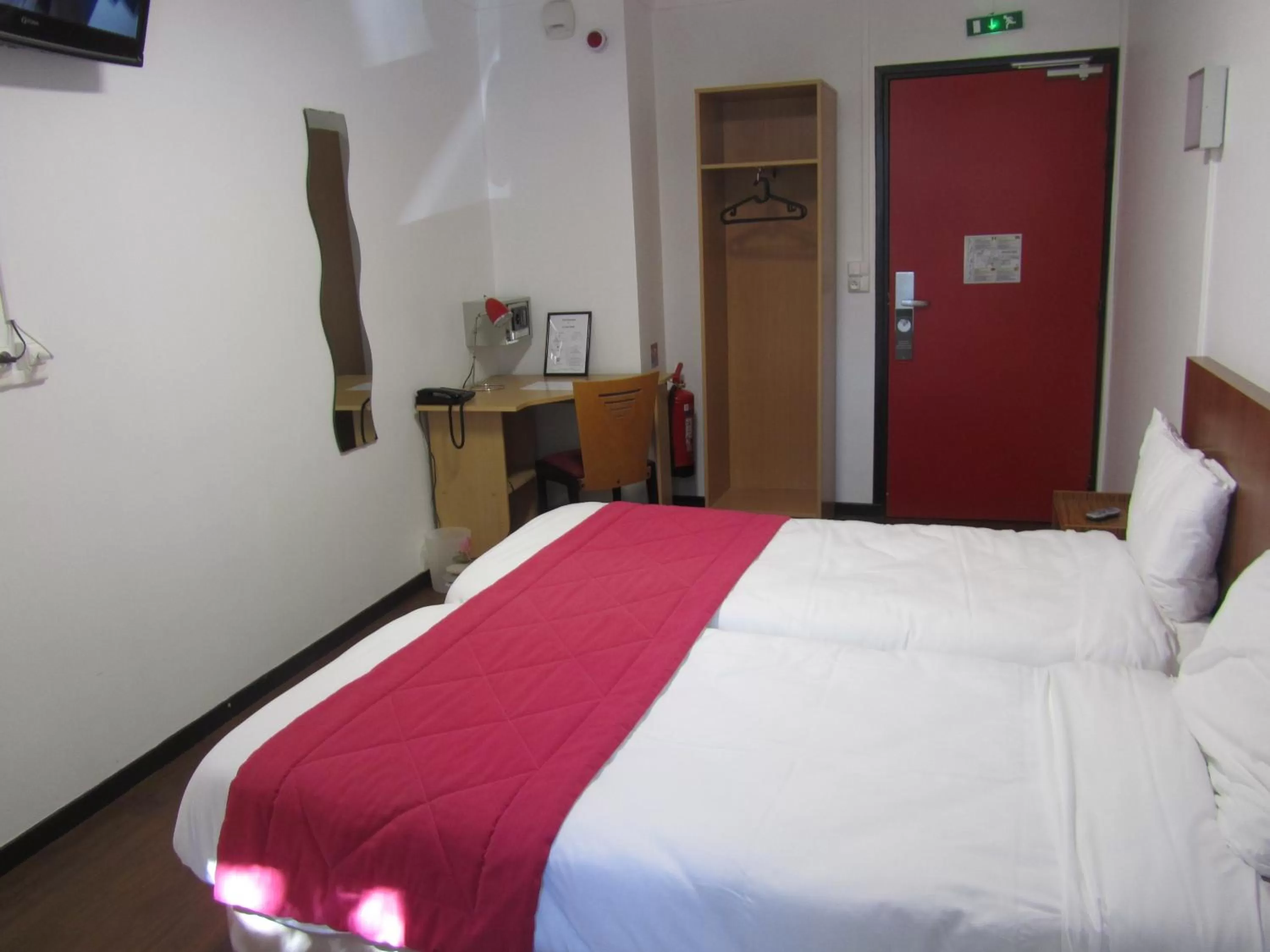 Photo of the whole room, Bed in Hôtel - Restaurant Le Saint Joseph