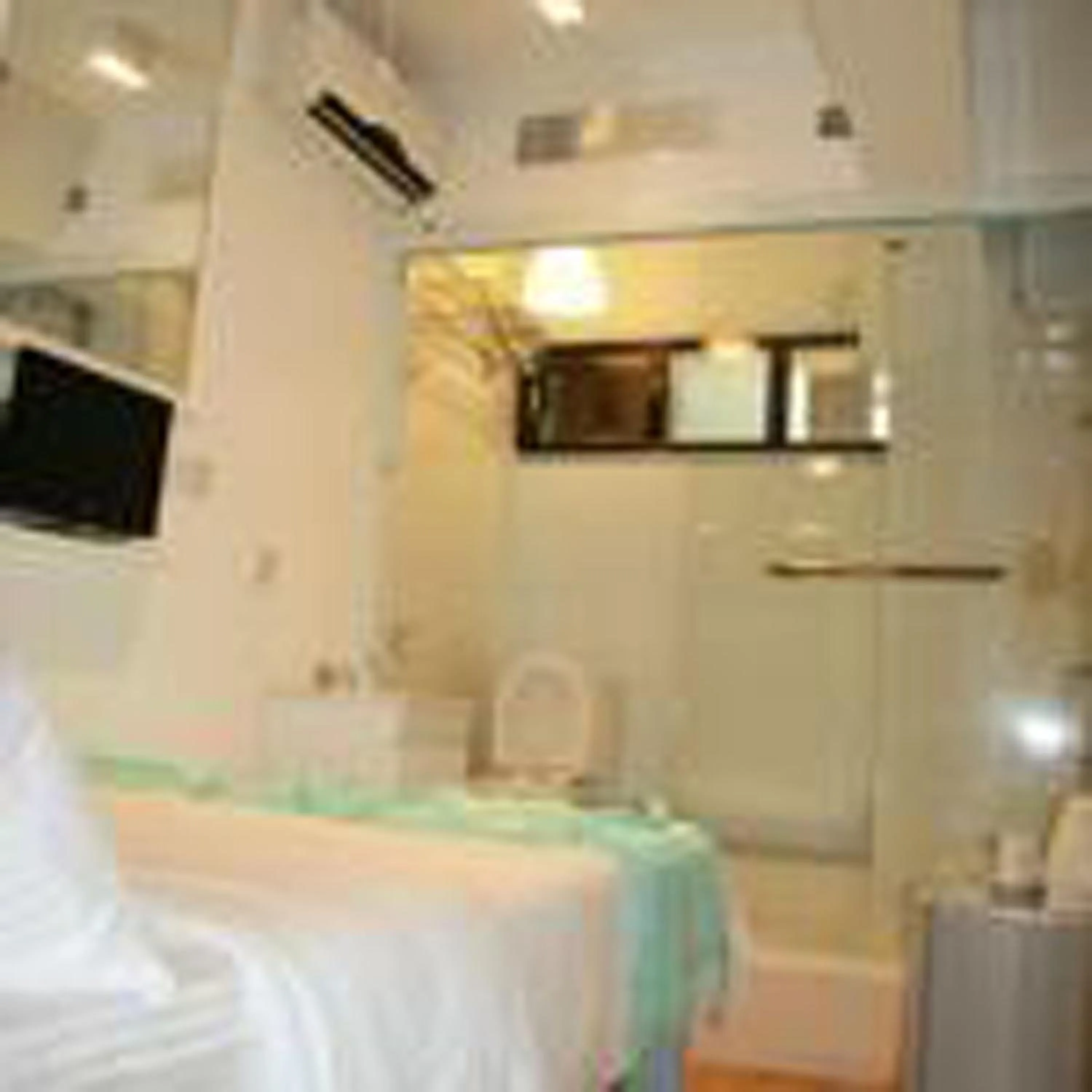Bathroom, Bed in Apple lnn Causeway Bay