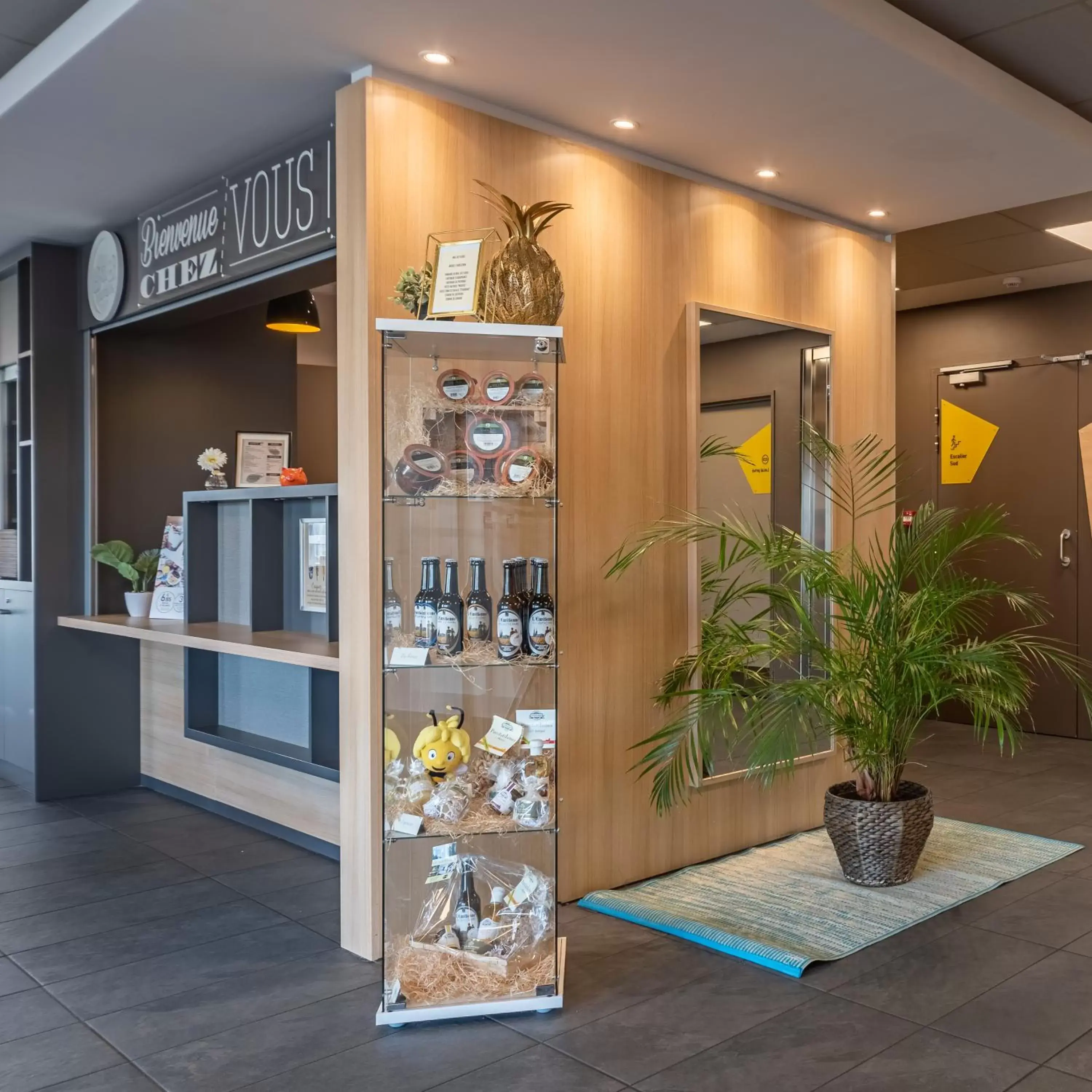 Lobby or reception in B&B HOTEL CHARTRES Oceane