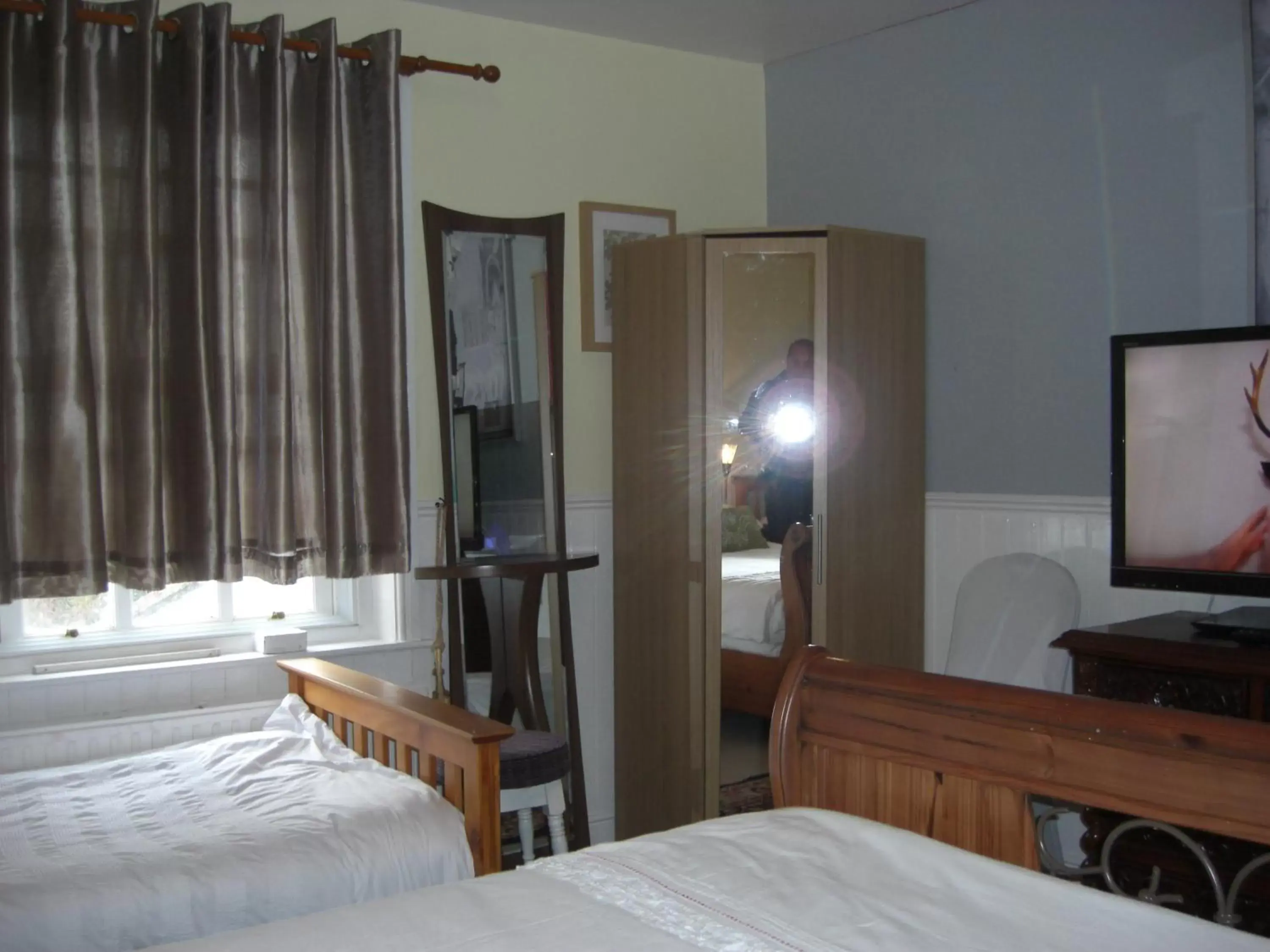 wardrobe, Bed in Lynebank House Hotel, Bed & Breakfast