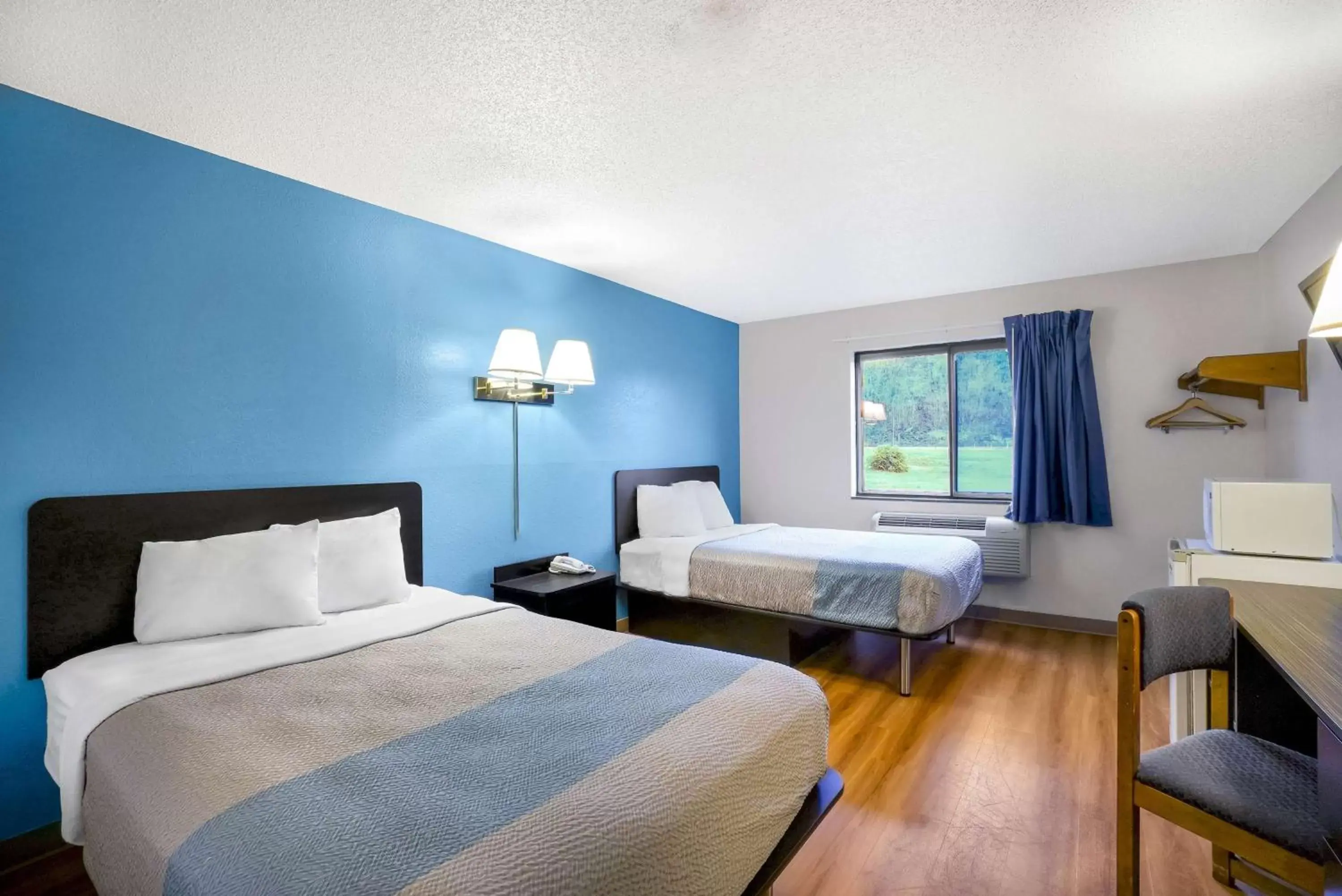 Quadruple Room - single occupancy - Non-Smoking in Motel 6-Montoursville, PA - Williamsport Quadruple Room - single occupancy - Non-Smoking in Motel 6-Montoursville, PA - Williamsport