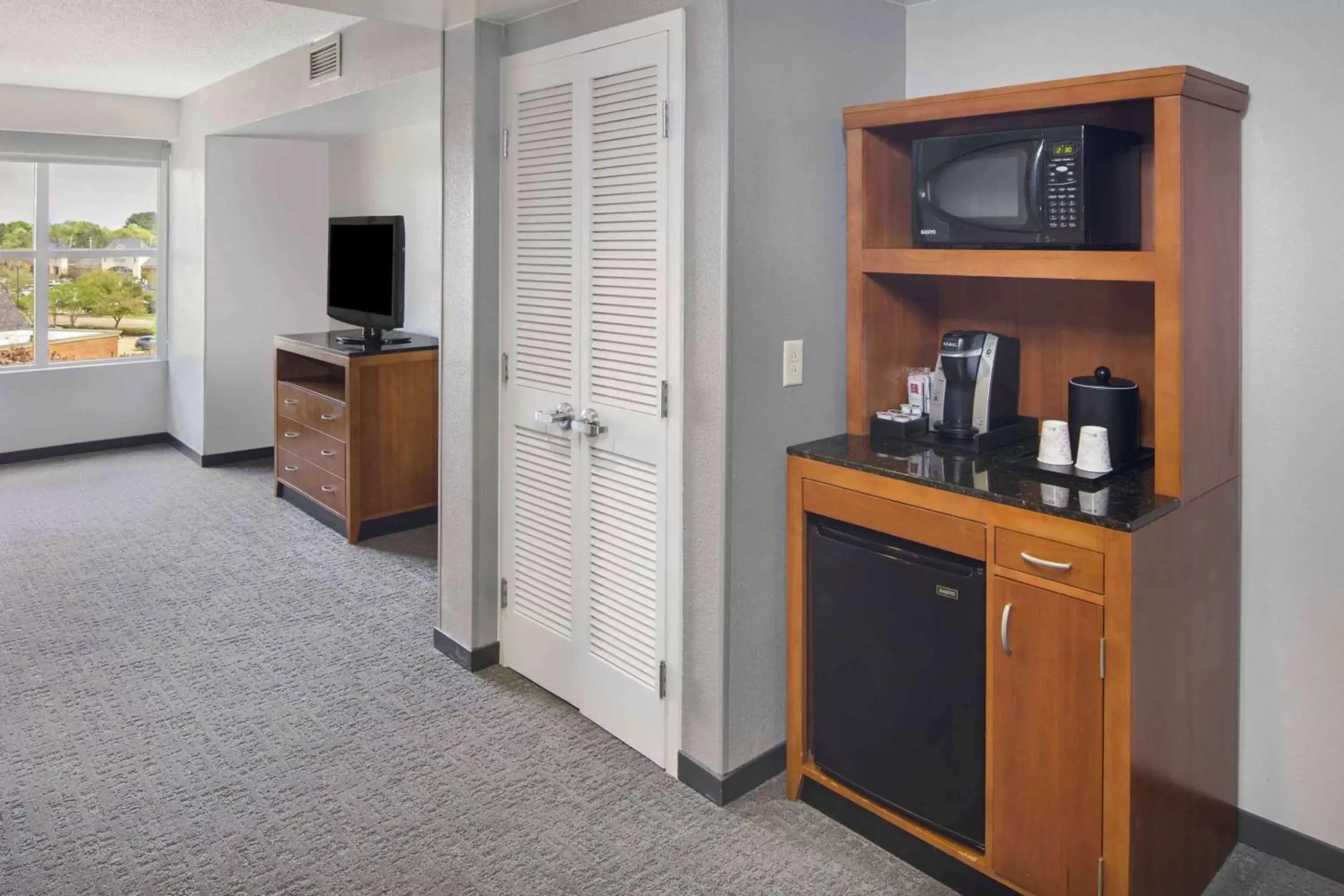 Bedroom, Kitchen/Kitchenette in Hilton Garden Inn Jackson-Madison