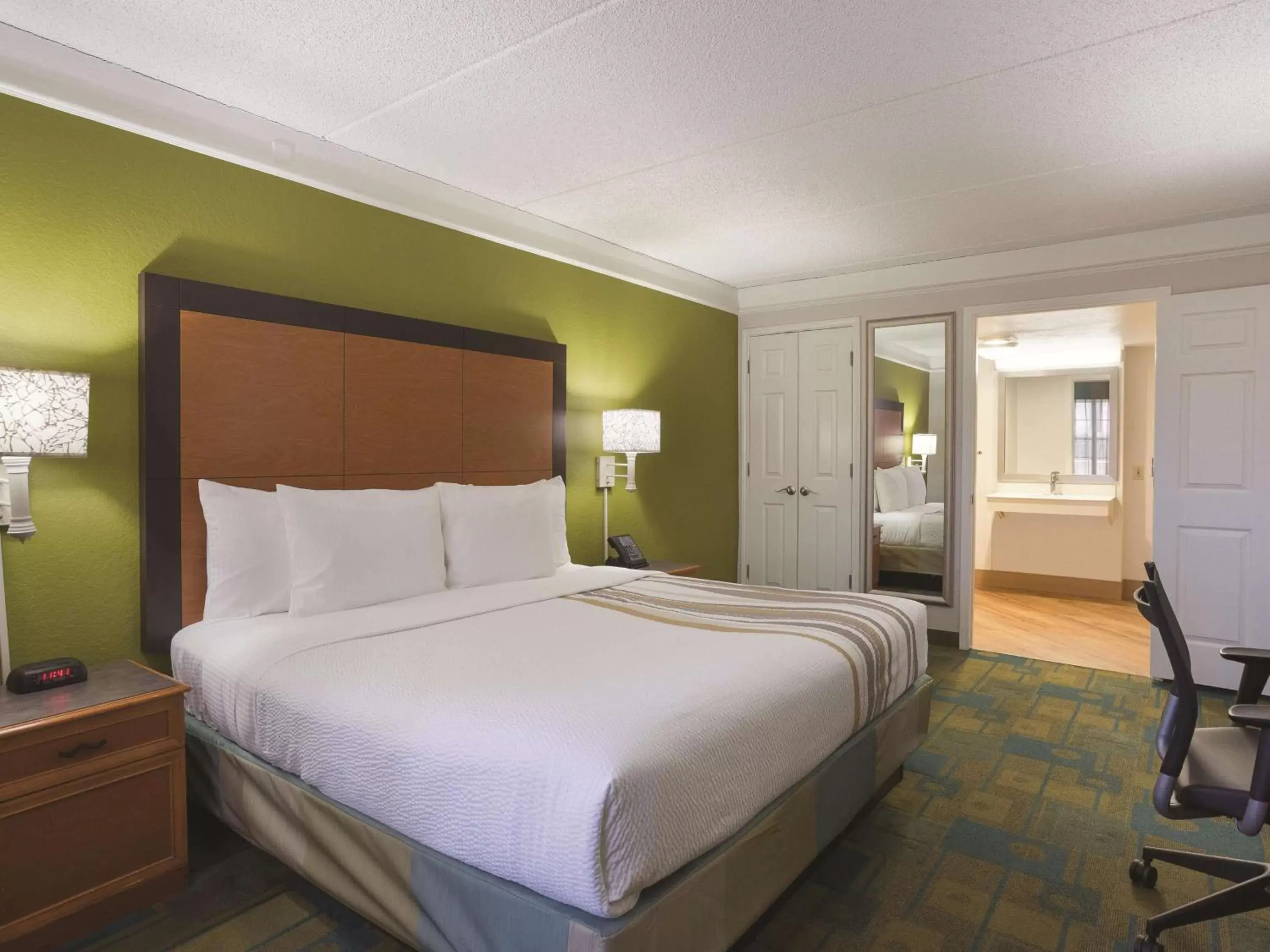 Photo of the whole room, Bed in La Quinta Inn by Wyndham San Diego Chula Vista