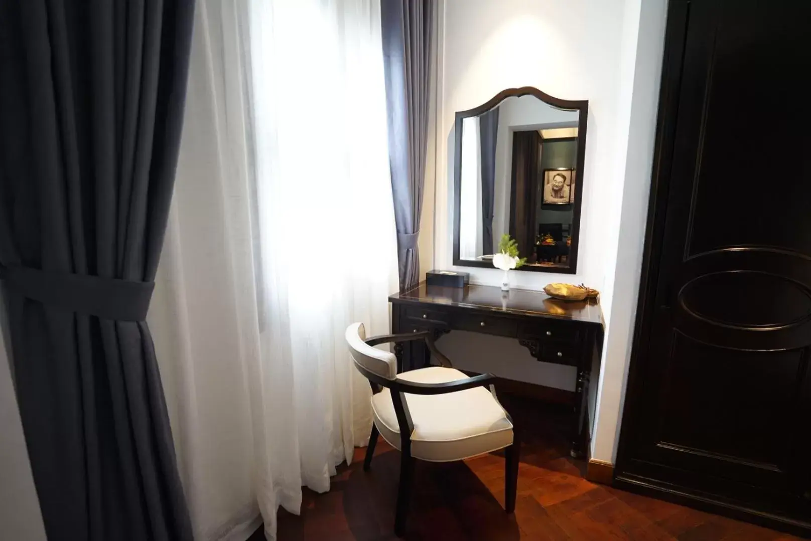 hair dresser, Bathroom in Hotel Majestic Saigon