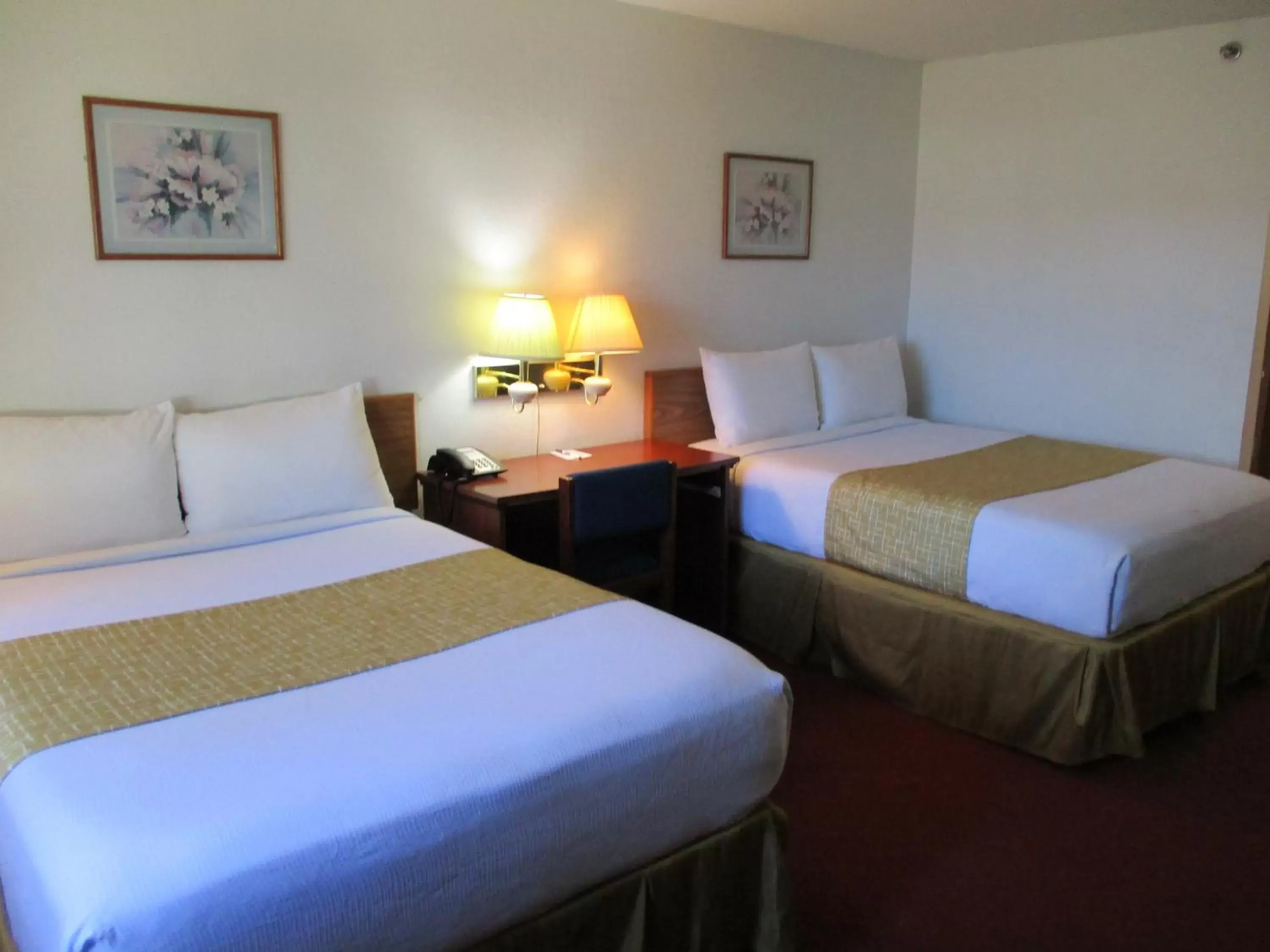 Photo of the whole room, Bed in Travelodge by Wyndham Redwood Falls