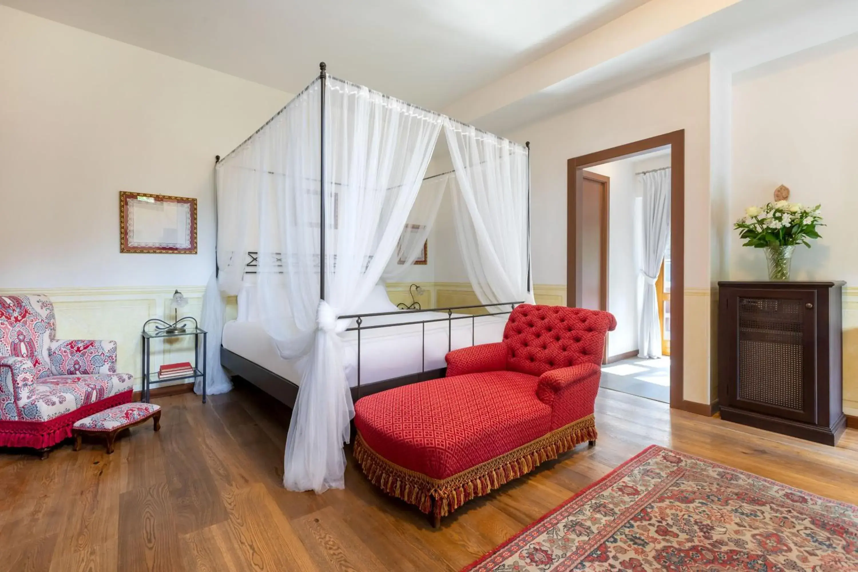 Bed, Seating Area in Boutique Hotel Villa Sostaga