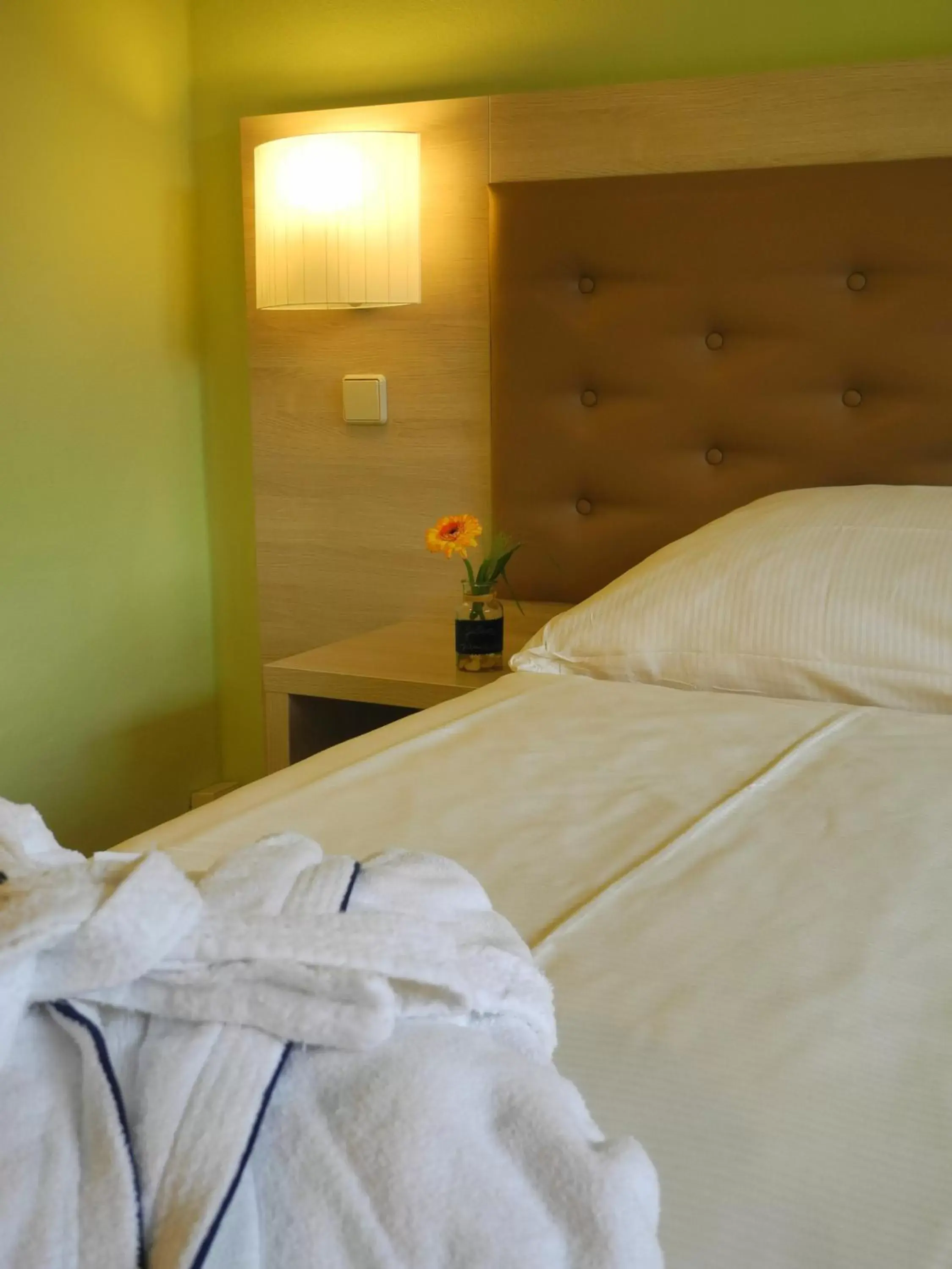 Bedroom, Bed in Waldhotel Wandlitz