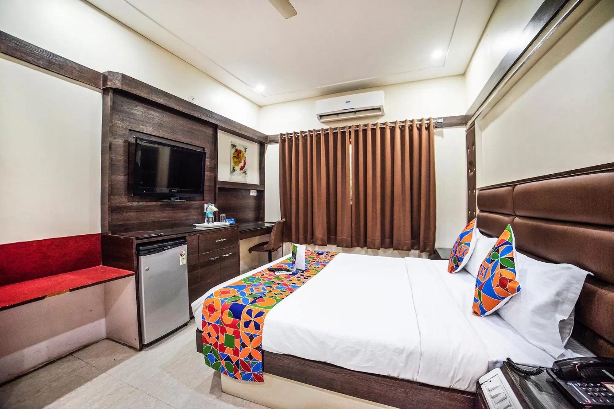 Bedroom, Bed in Fabhotel Santoor - Geeta Bhawan Square