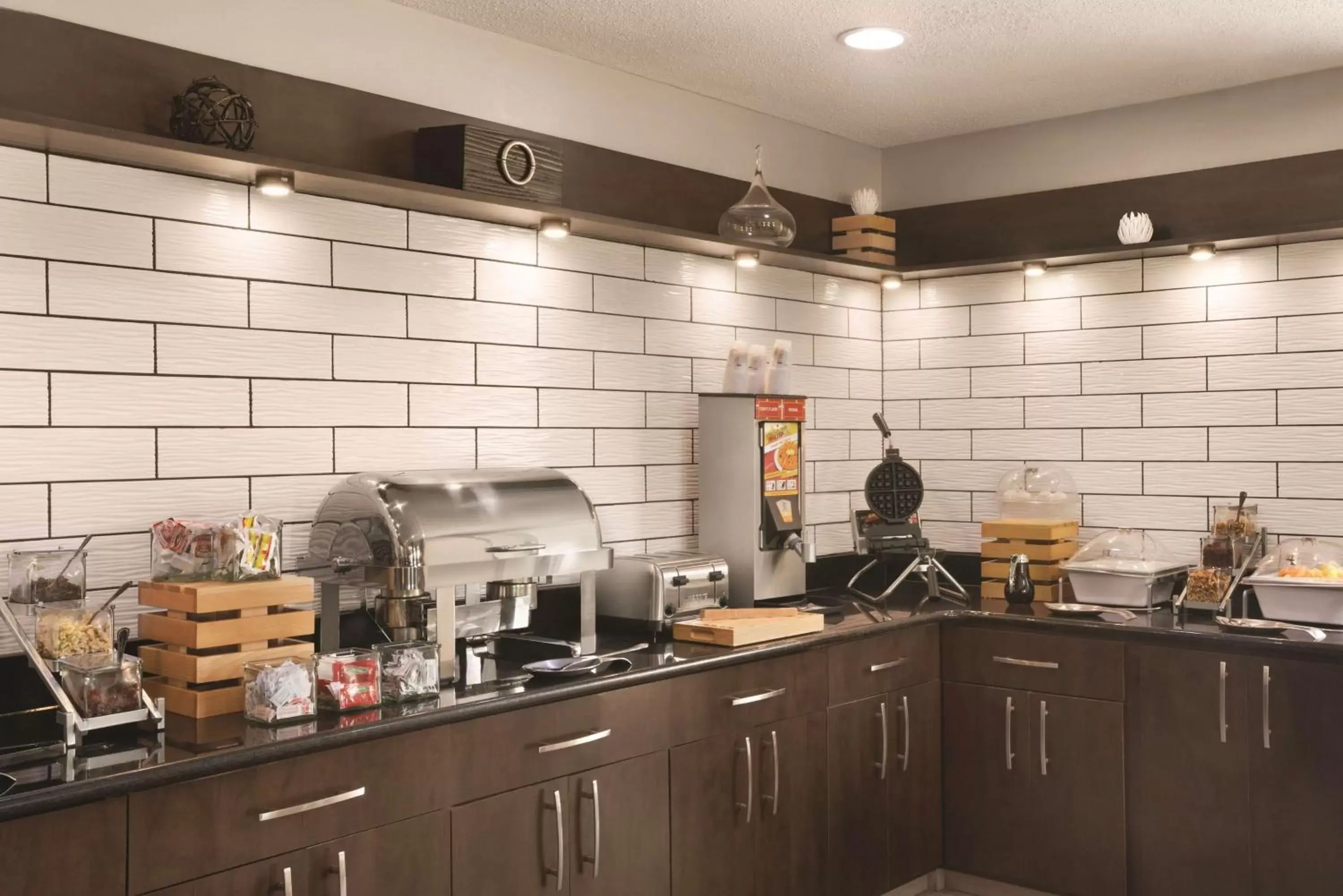 Restaurant/places to eat, Kitchen/Kitchenette in Country Inn & Suites by Radisson, Indianapolis East, IN