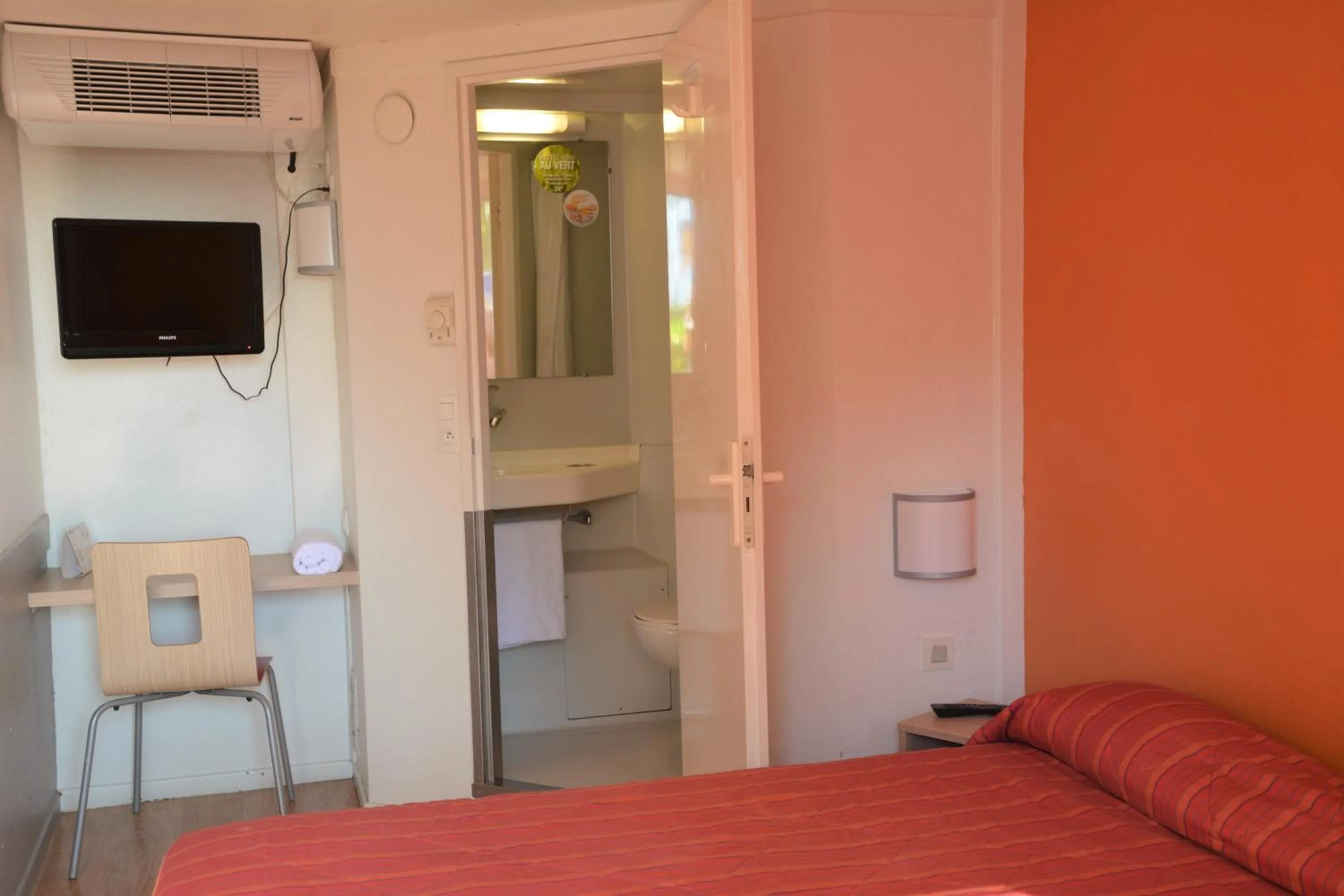 Bedroom, Bed in Premiere Classe Biarritz